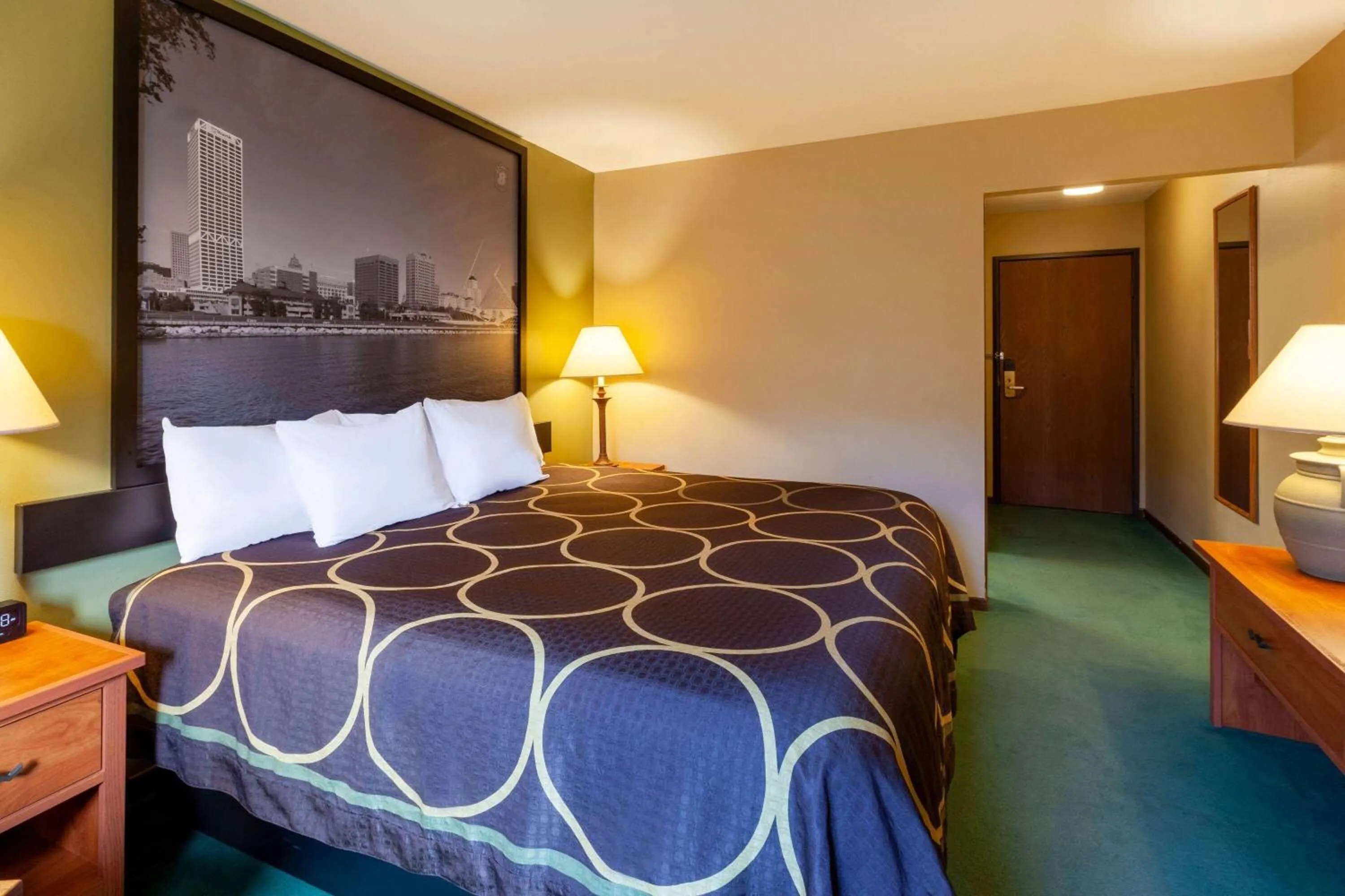 Photo of the whole room in Super 8 by Wyndham Berlin WI