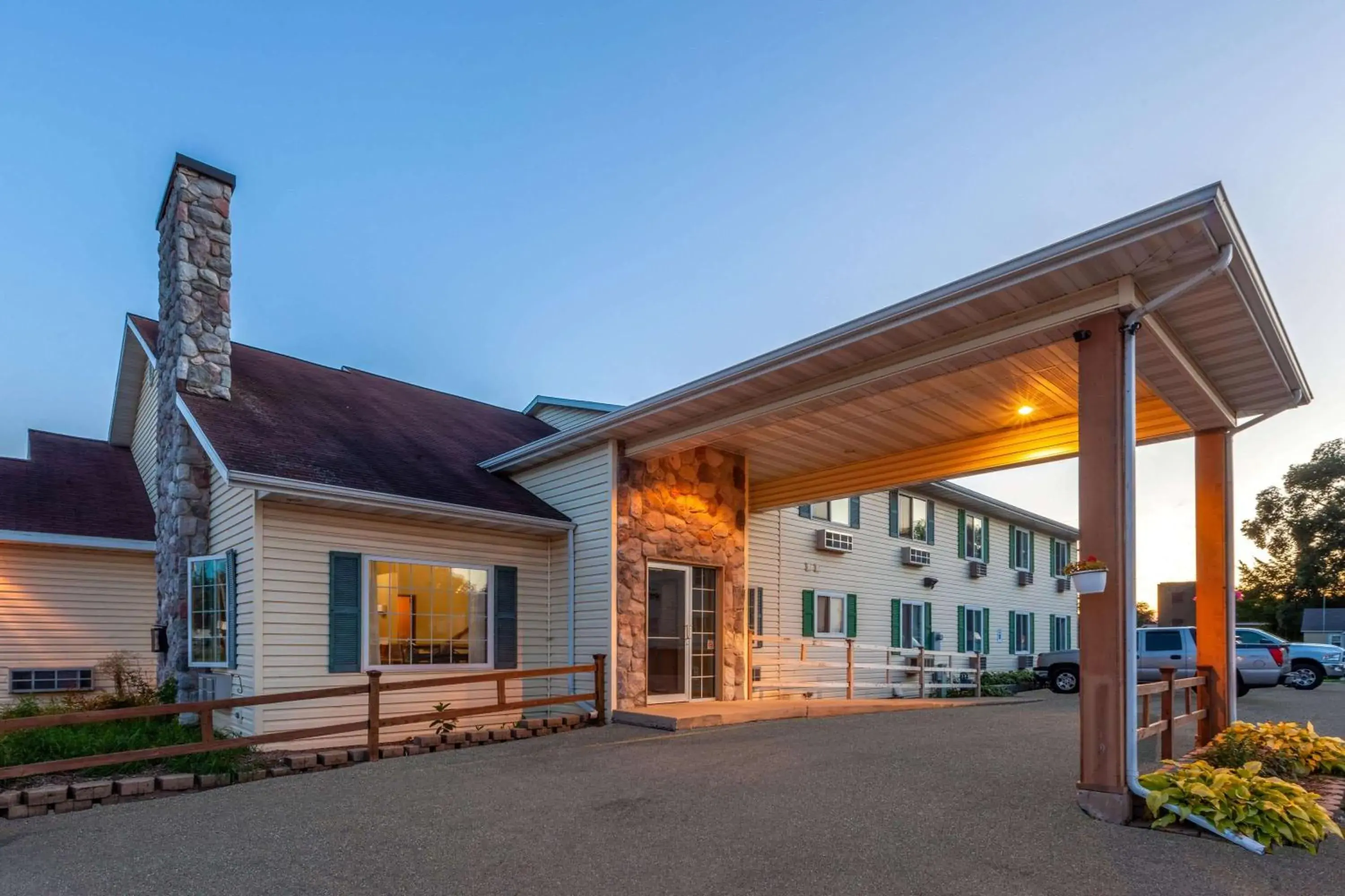 Property building in Super 8 by Wyndham Berlin WI Property building in Super 8 by Wyndham Berlin WI