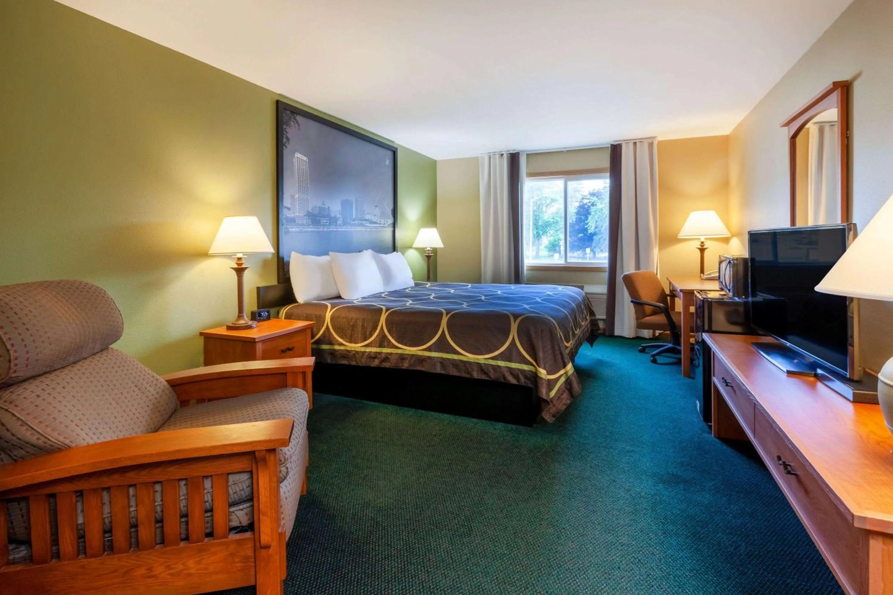 Photo of the whole room in Super 8 by Wyndham Berlin WI