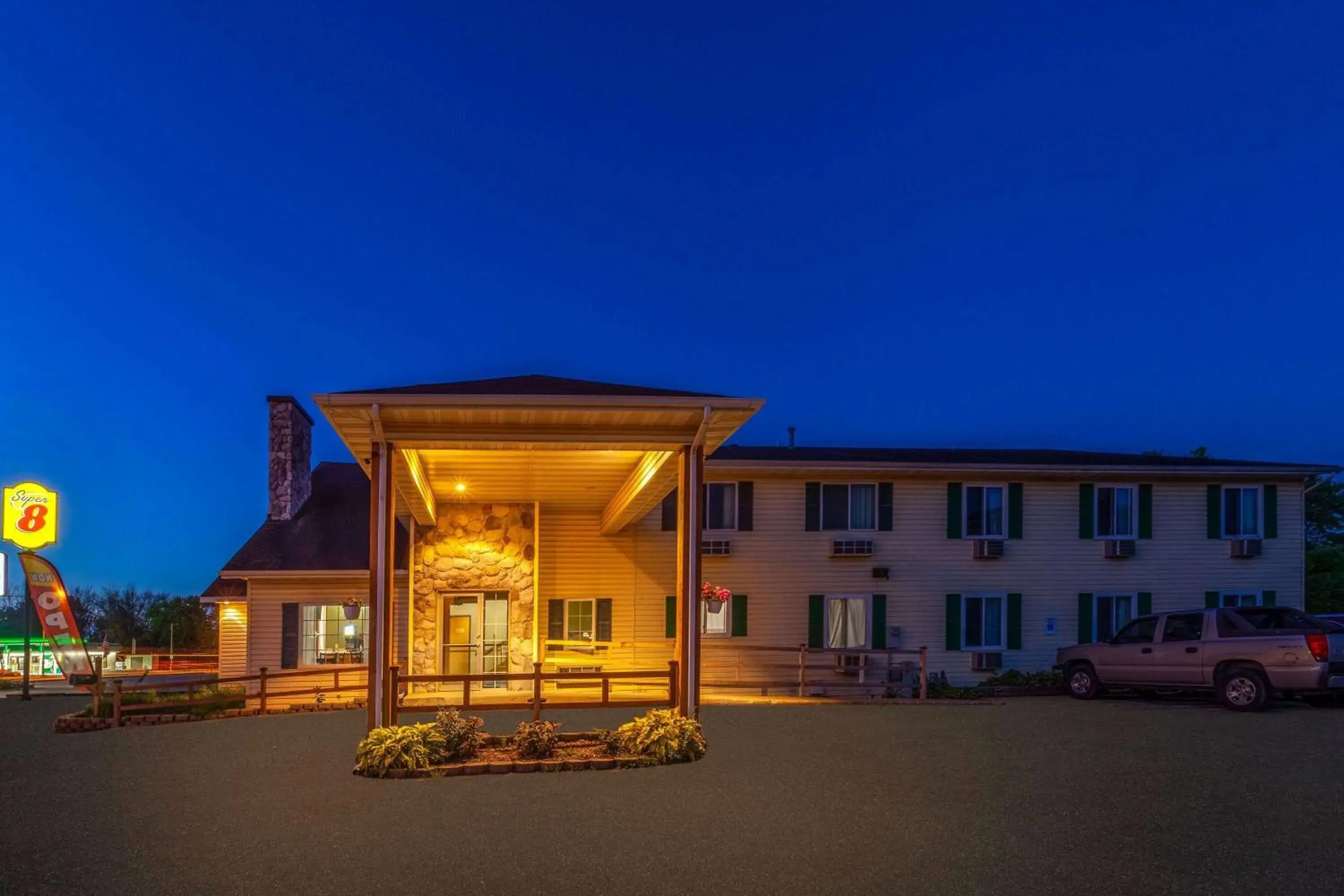 Property building in Super 8 by Wyndham Berlin WI Property building in Super 8 by Wyndham Berlin WI