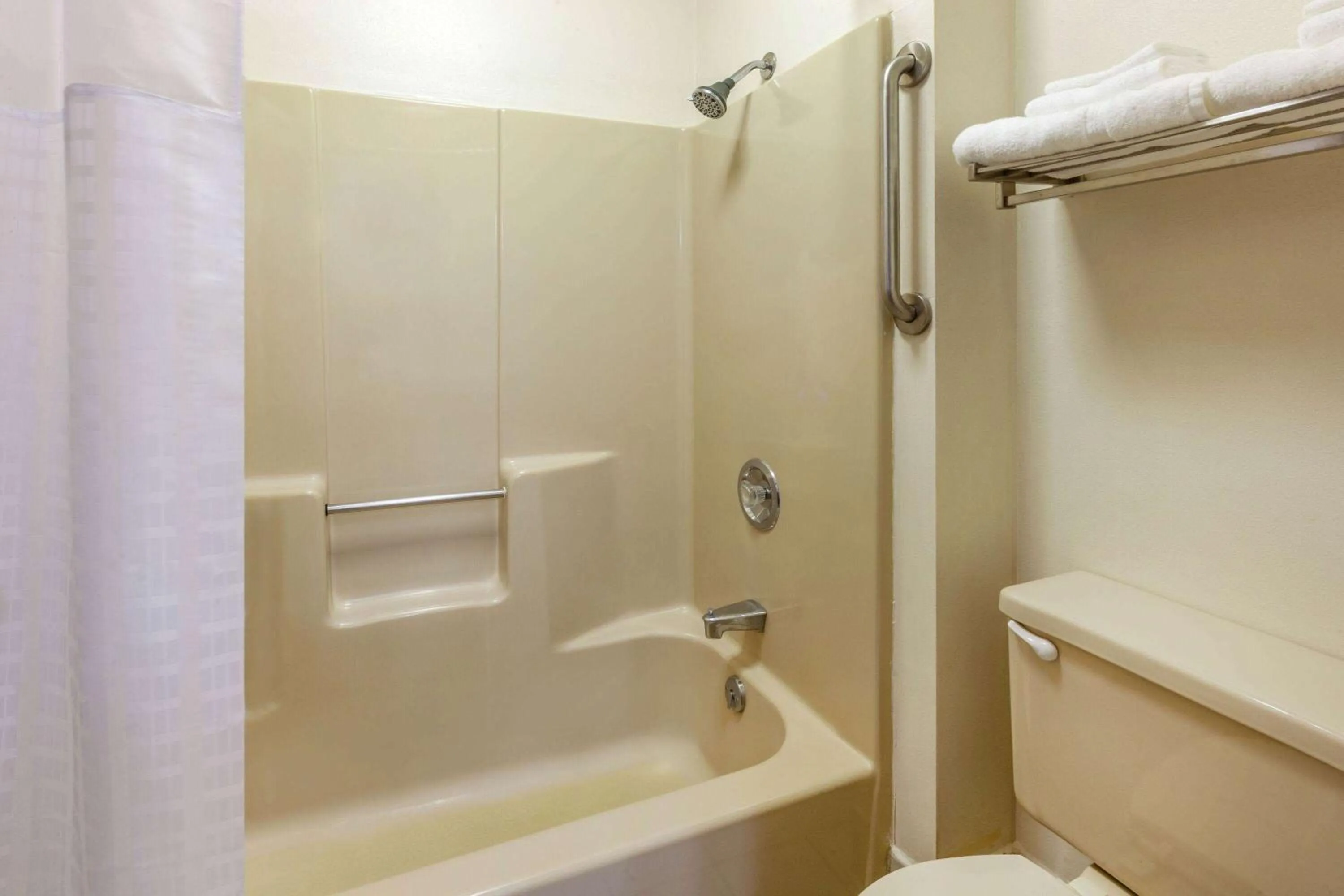 TV and multimedia in Super 8 by Wyndham Berlin WI