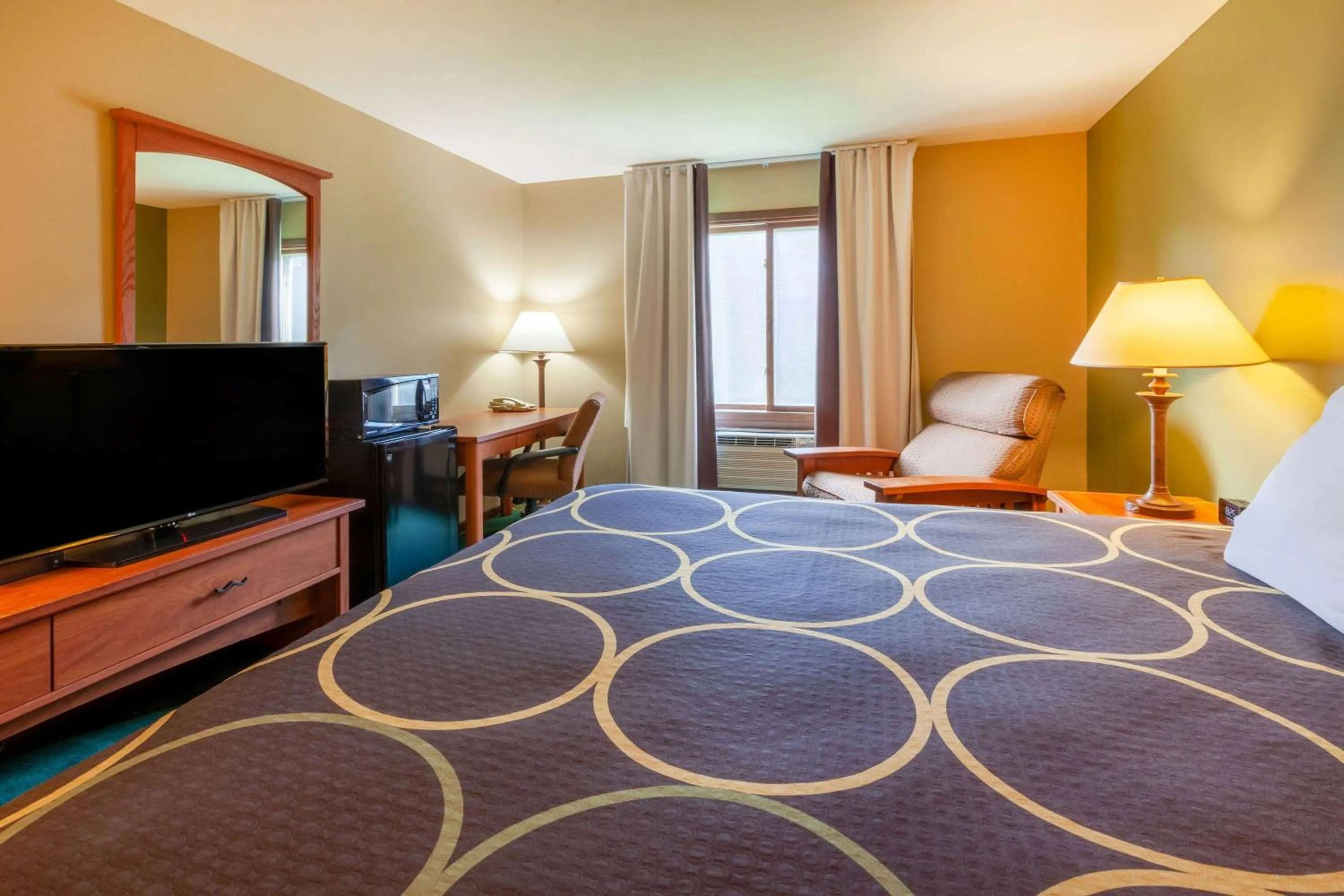 Photo of the whole room in Super 8 by Wyndham Berlin WI