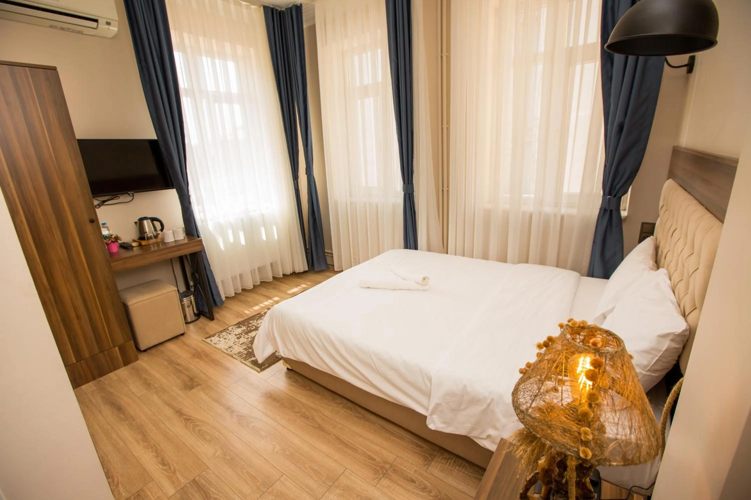 TV and multimedia, Bed in Corner Garden Hotel