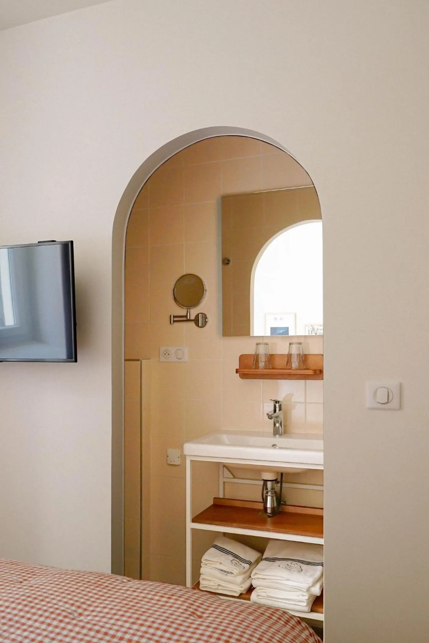 Bathroom, Bed in ALFRED HOTELS Les Halles
