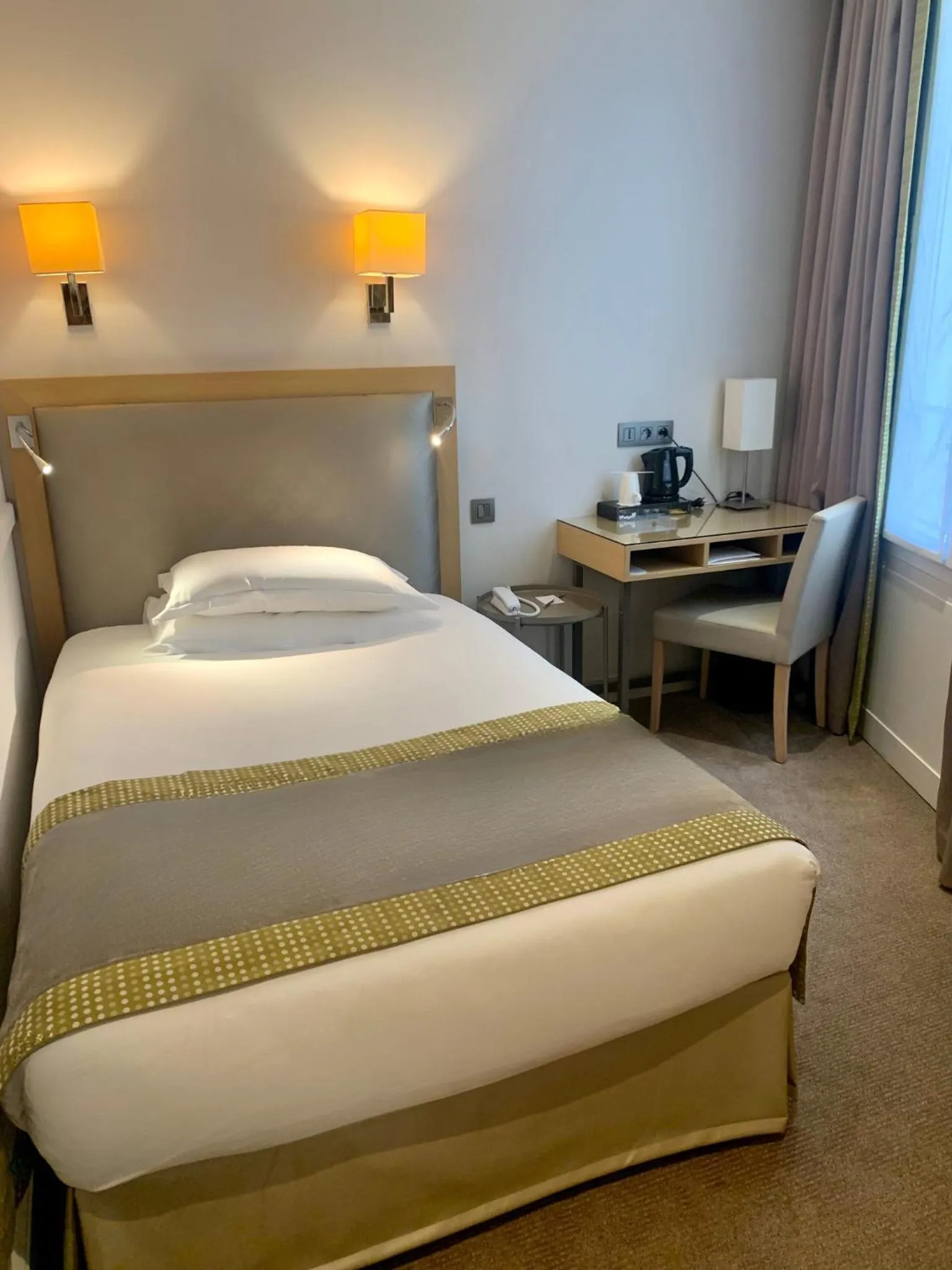 Photo of the whole room, Bed in Floride-Etoile