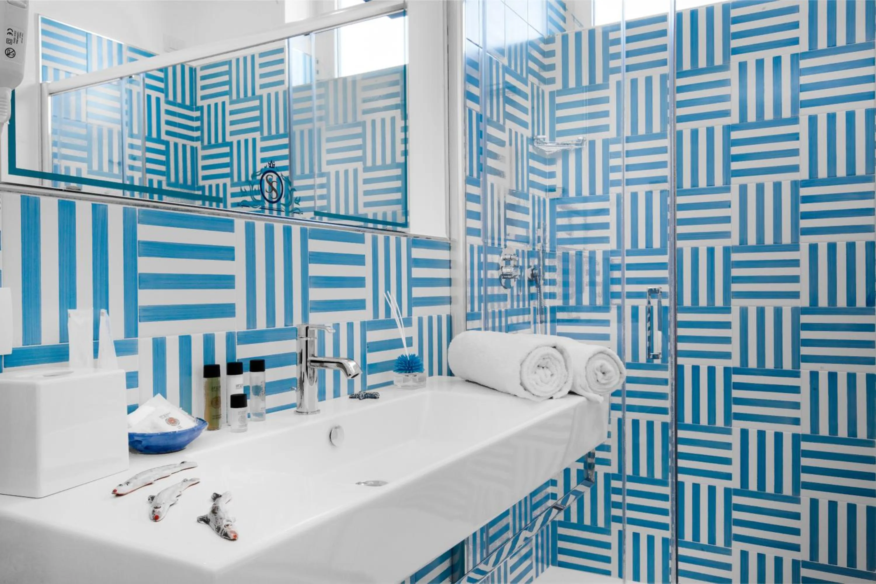 Shower in YourHome - Sersale Suites