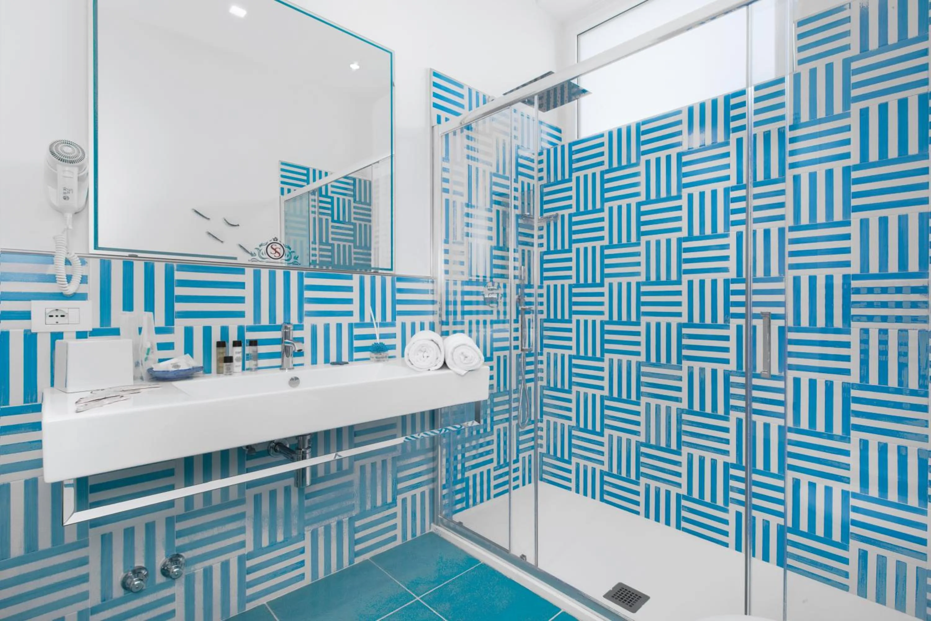 Shower in YourHome - Sersale Suites