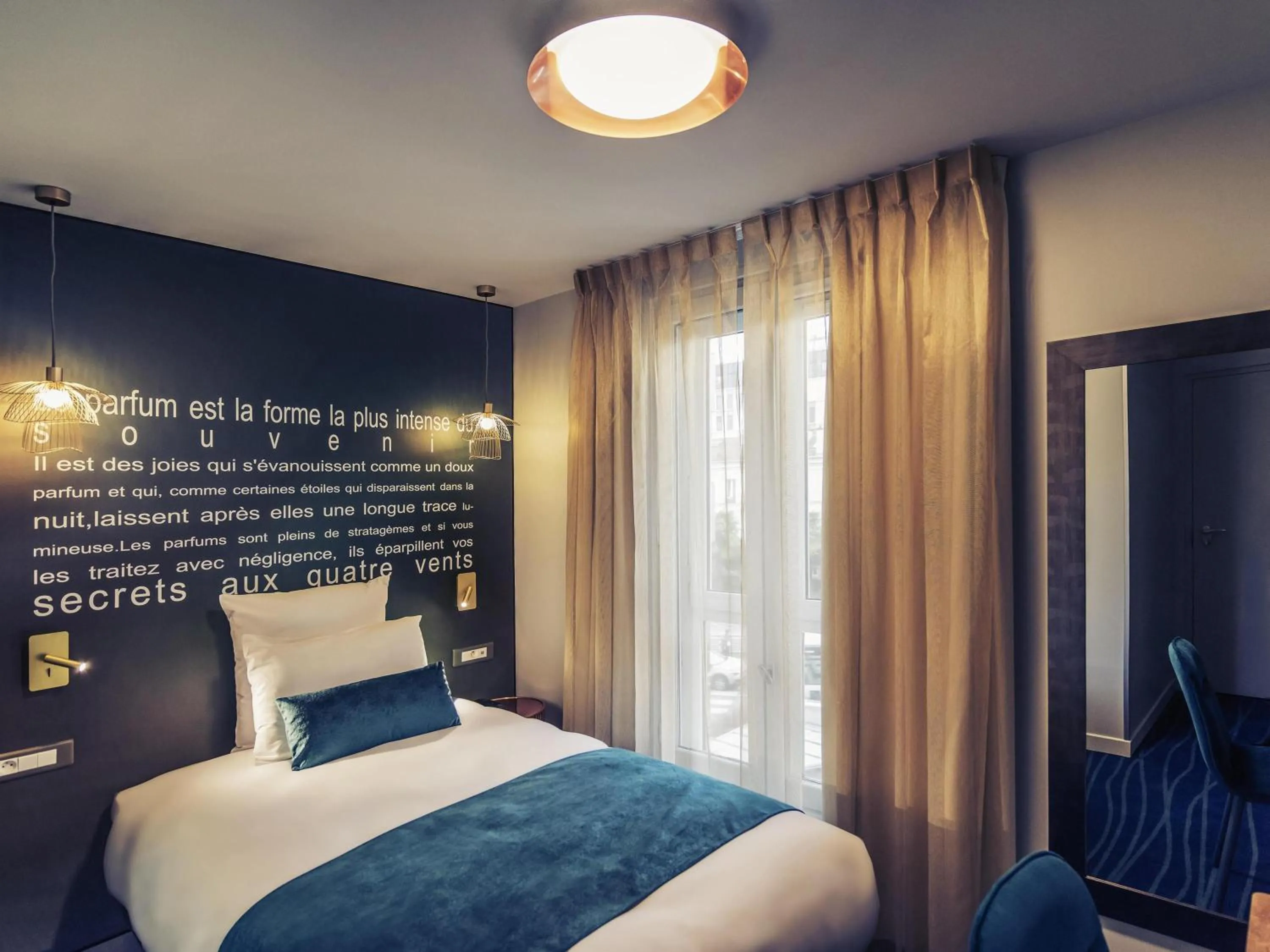 Bedroom, Bed in Hôtel Mercure Paris Suresnes Longchamp