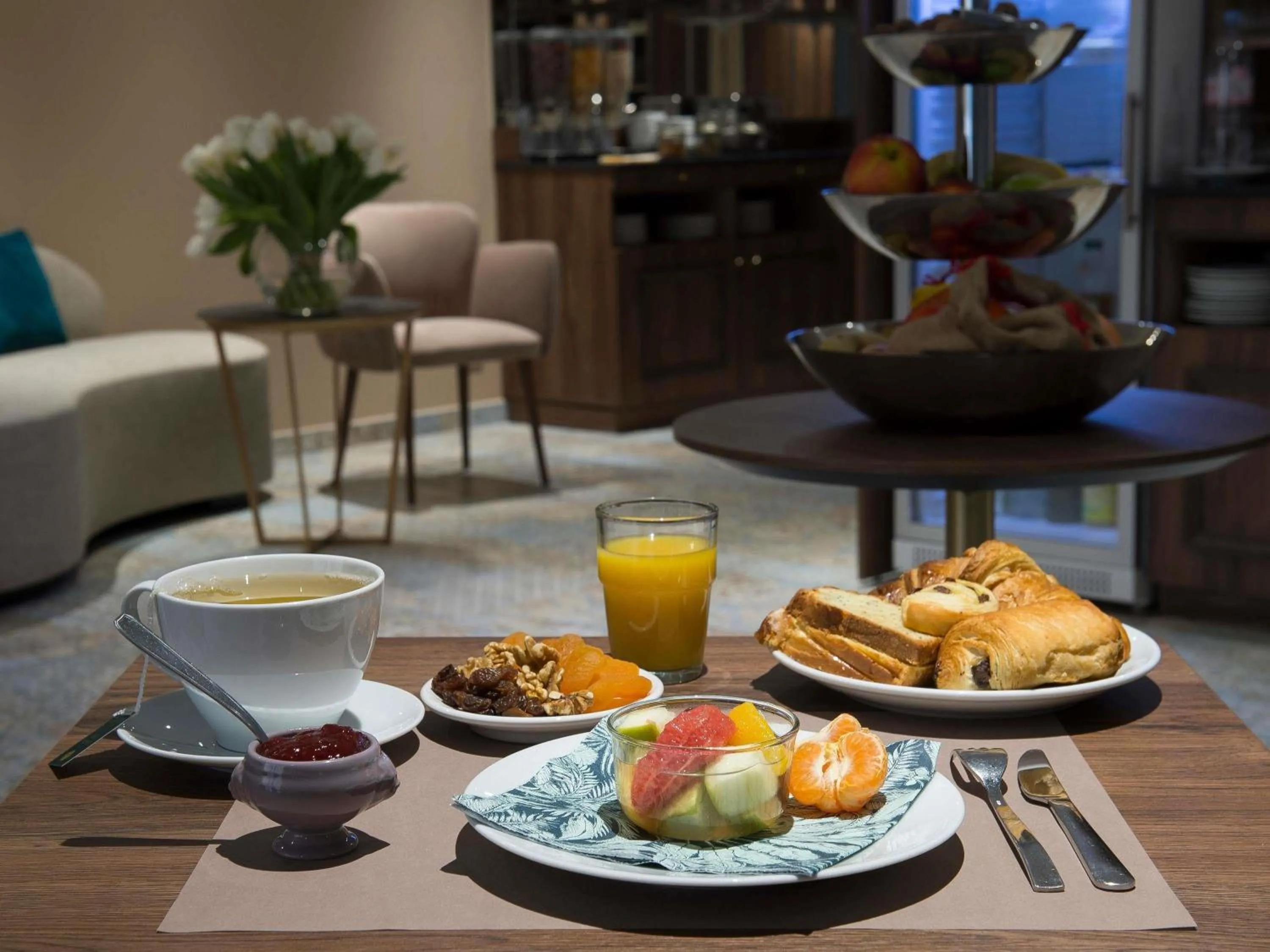 Breakfast in Hôtel Mercure Paris Suresnes Longchamp