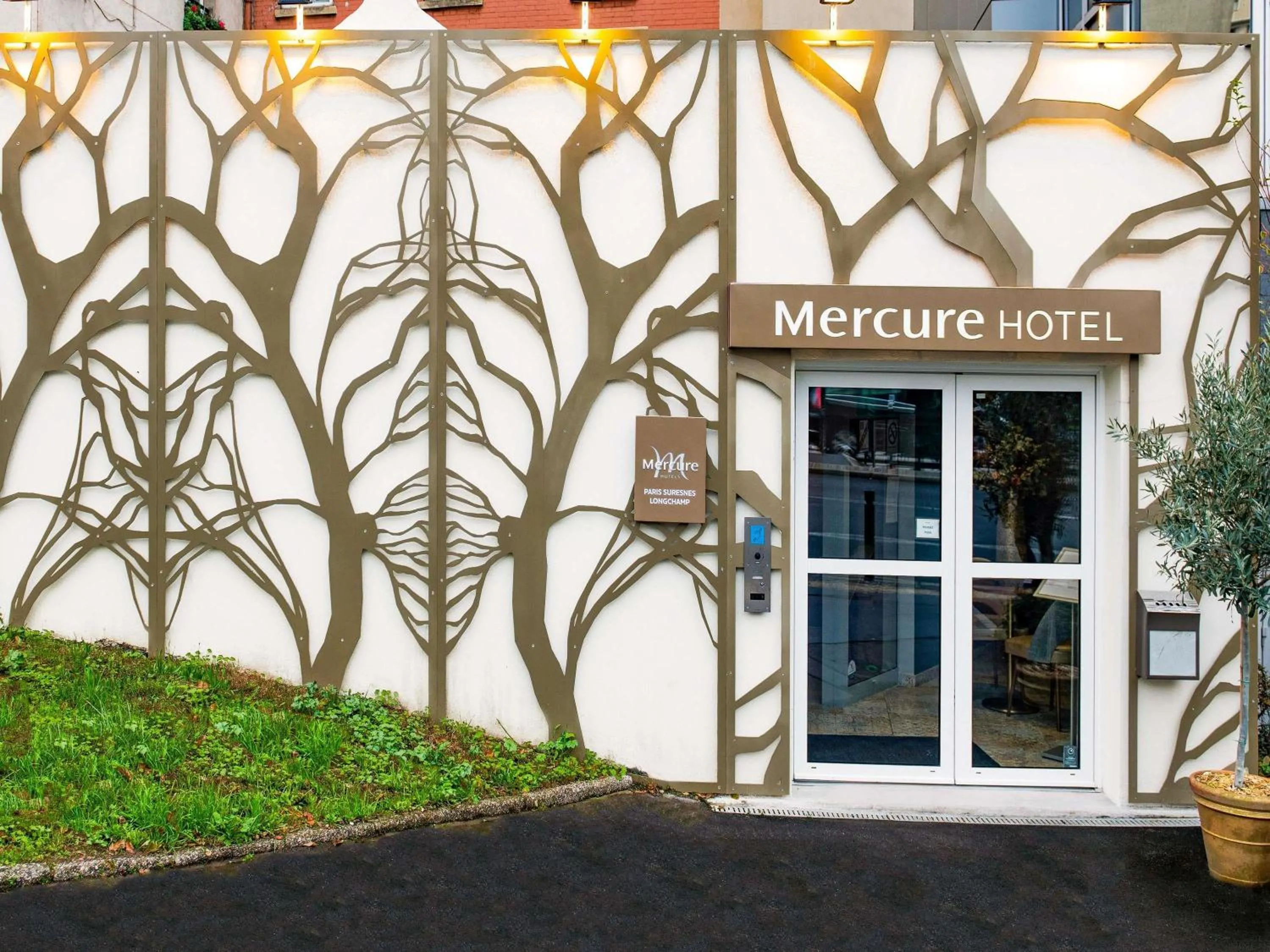 Property building in Hôtel Mercure Paris Suresnes Longchamp