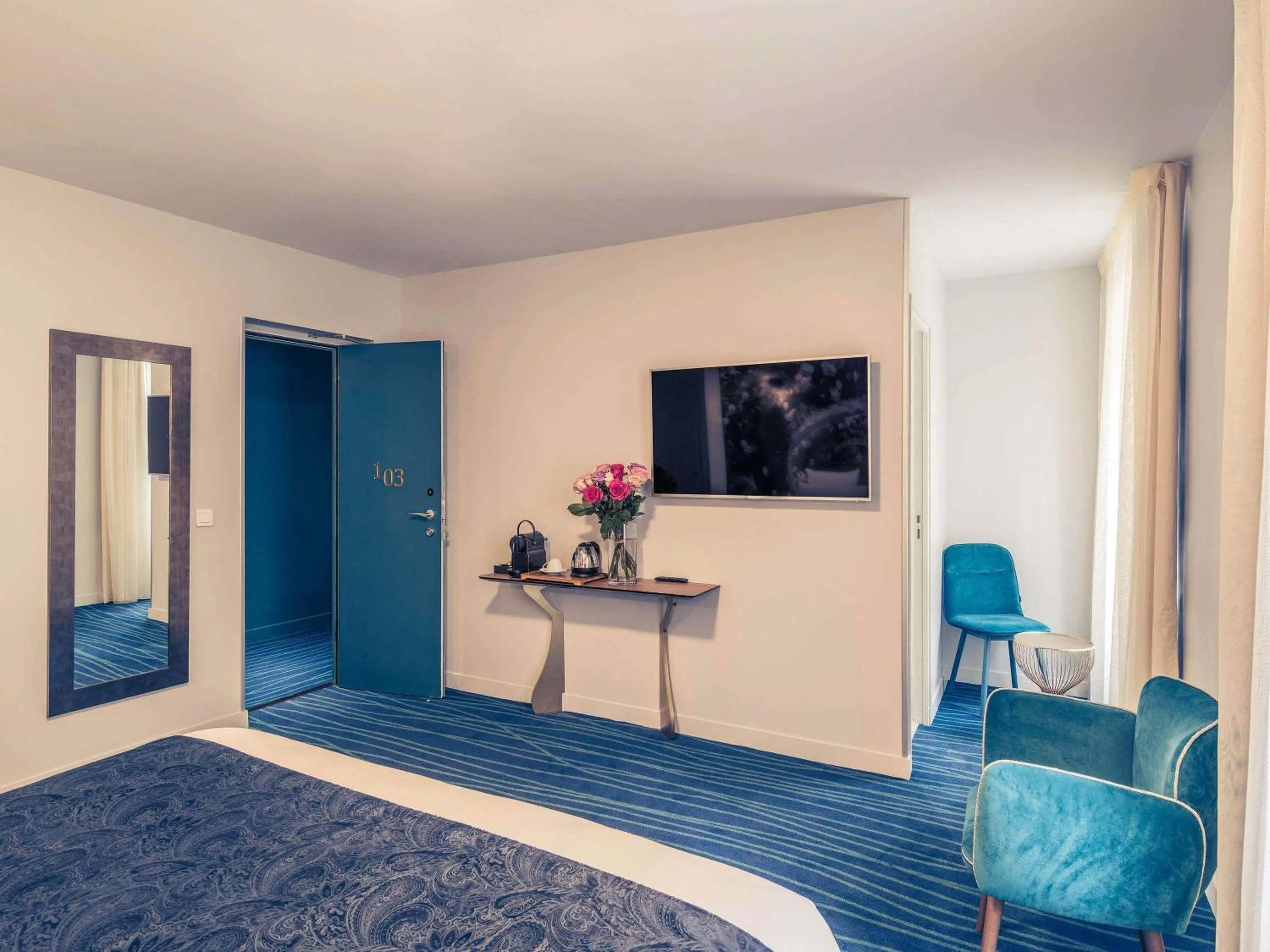 Bedroom, Bed in Hôtel Mercure Paris Suresnes Longchamp