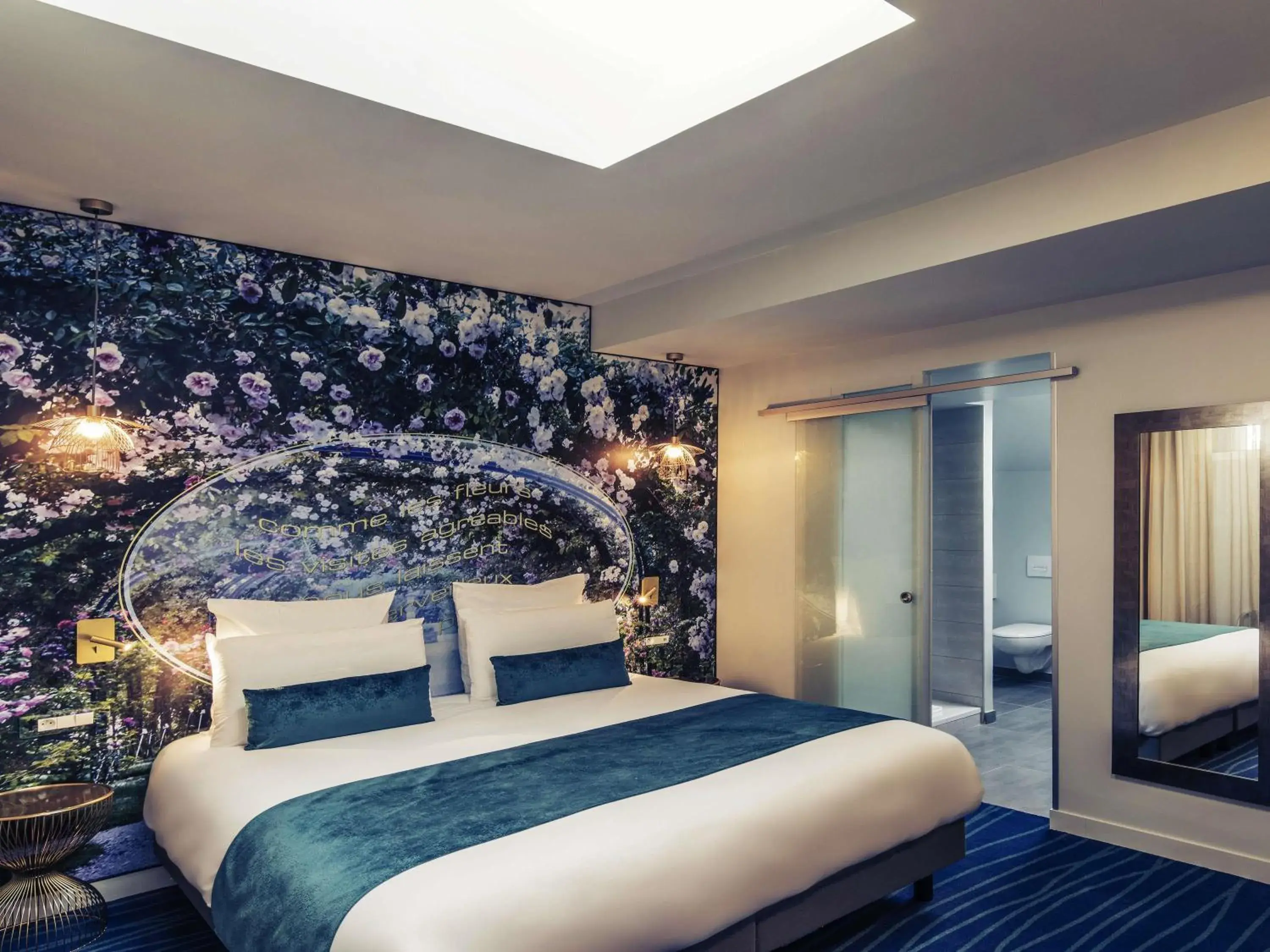 Bedroom, Bed in Hôtel Mercure Paris Suresnes Longchamp Bedroom, Bed in Hôtel Mercure Paris Suresnes Longchamp