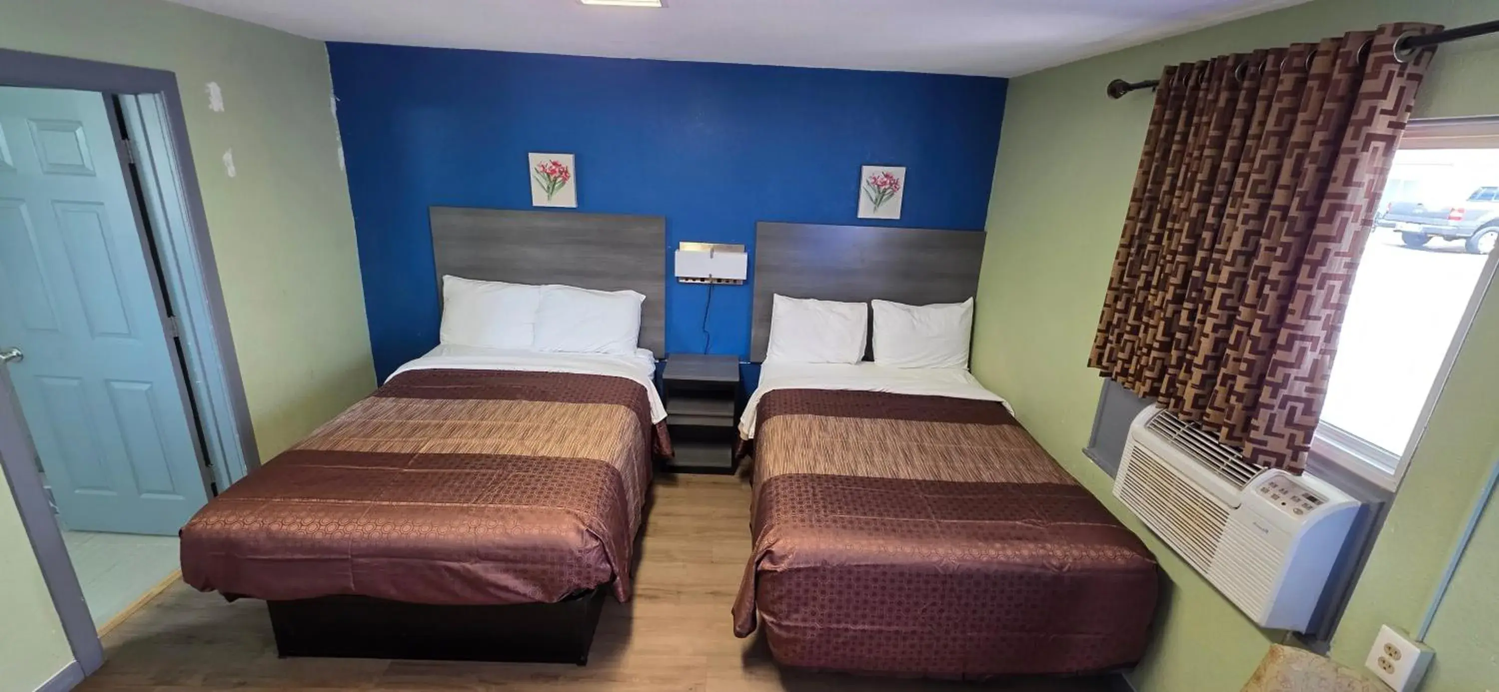 Standard Double Room - Smoking in Plaza Motel Standard Double Room - Smoking in Plaza Motel