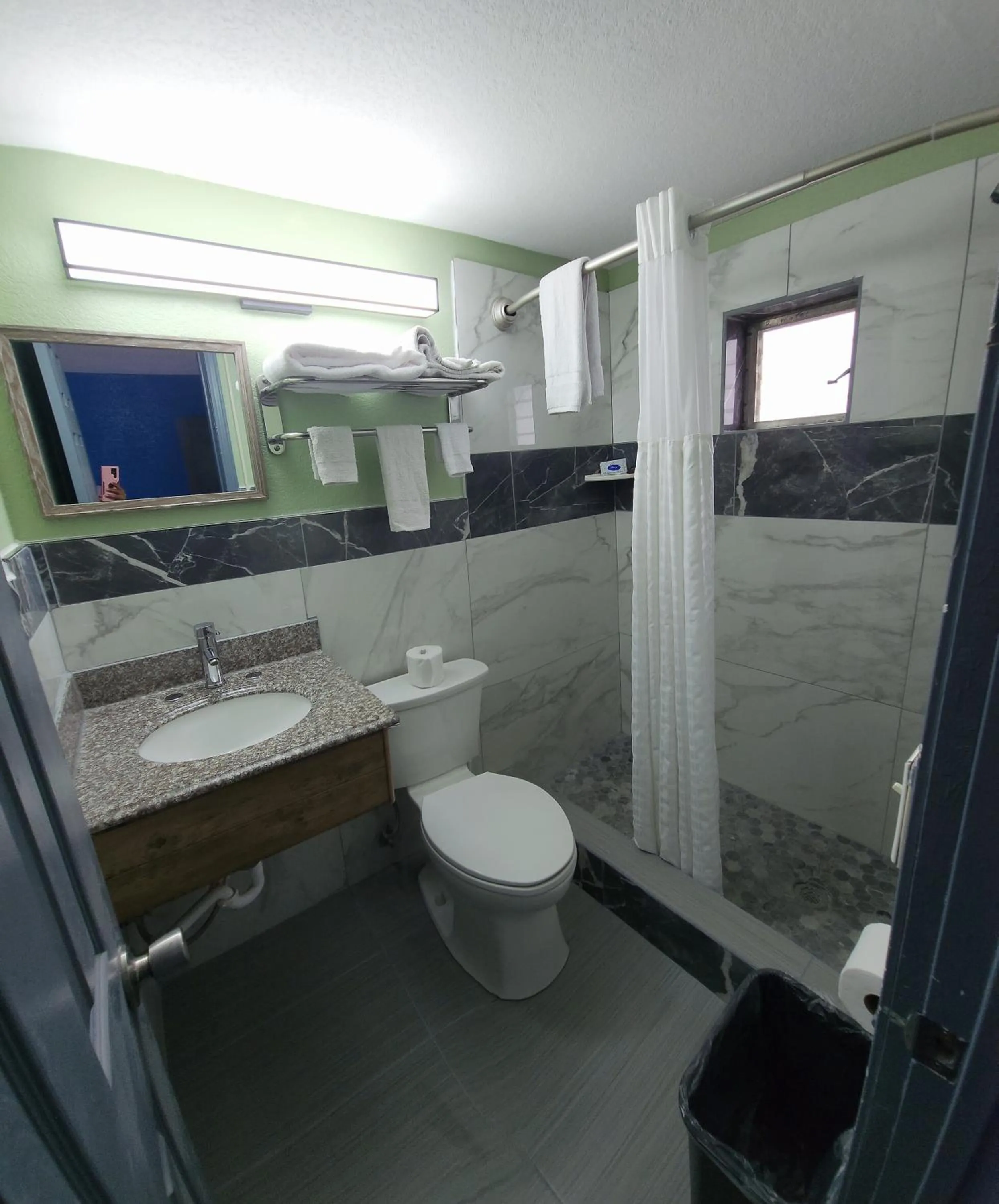 Shower in Plaza Motel