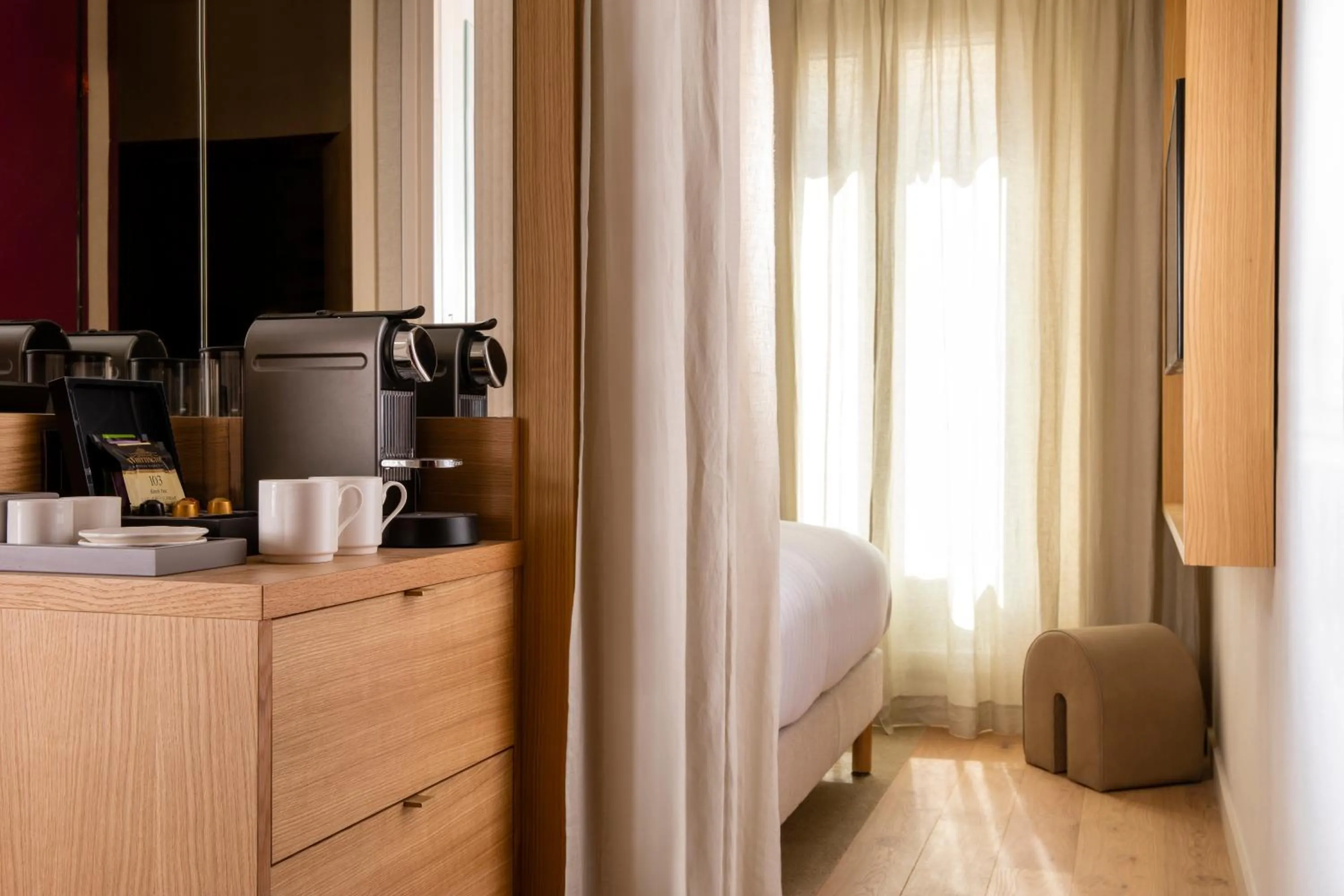 Coffee/tea facilities, Bed in Hôtel Beige