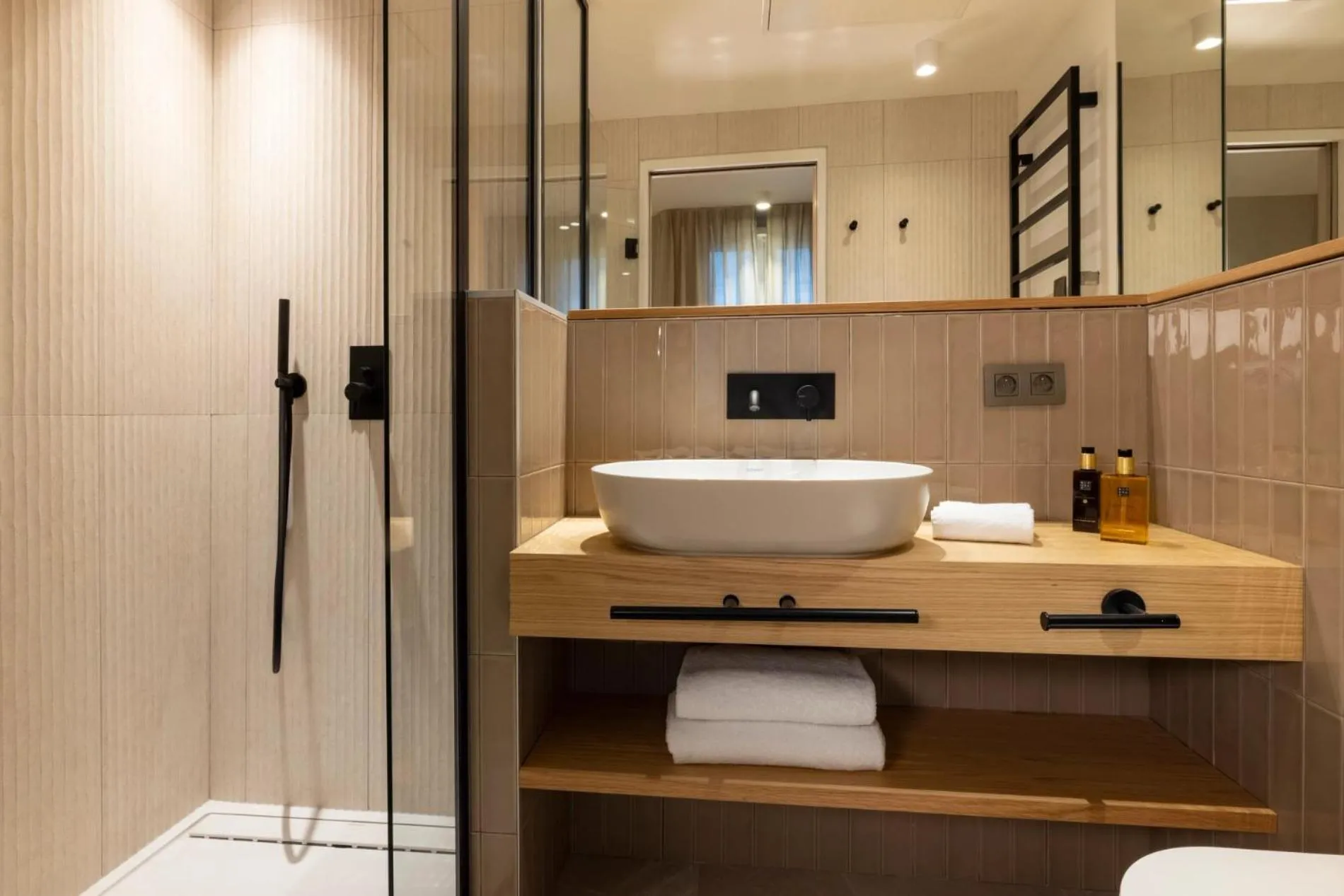 Shower in Hôtel Beige