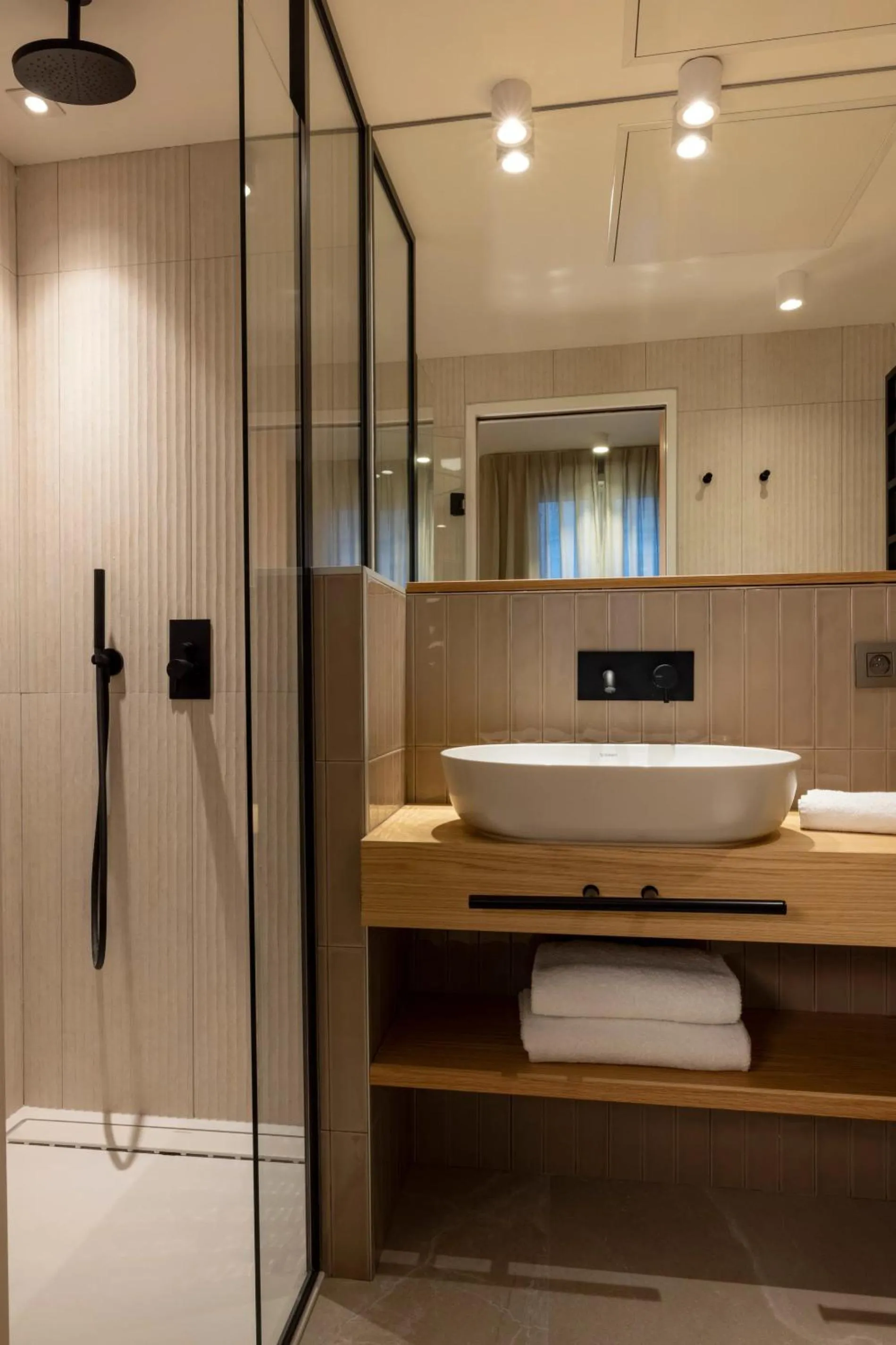 Shower in Hôtel Beige