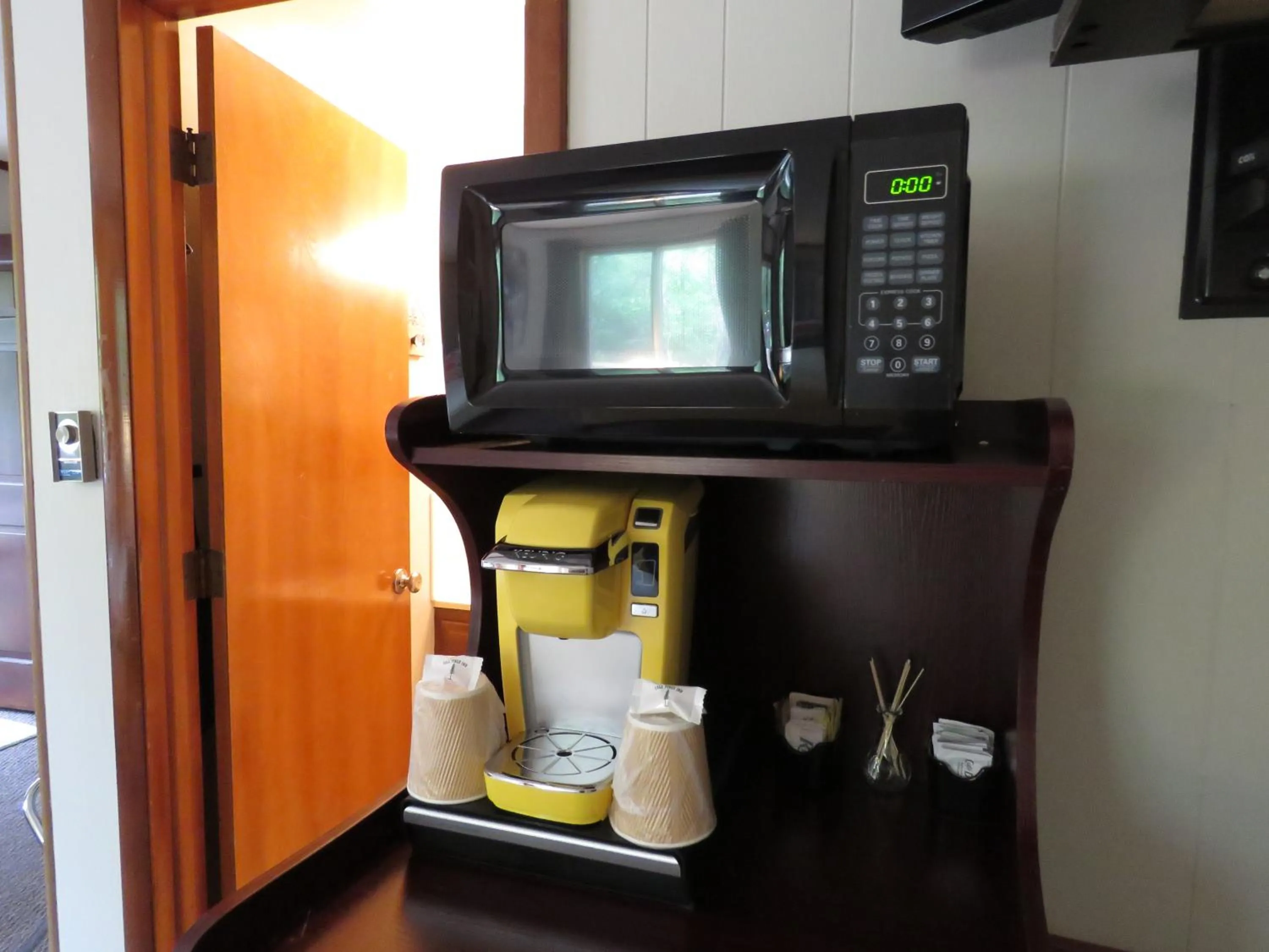 Coffee/tea facilities in Tall Pines Inn