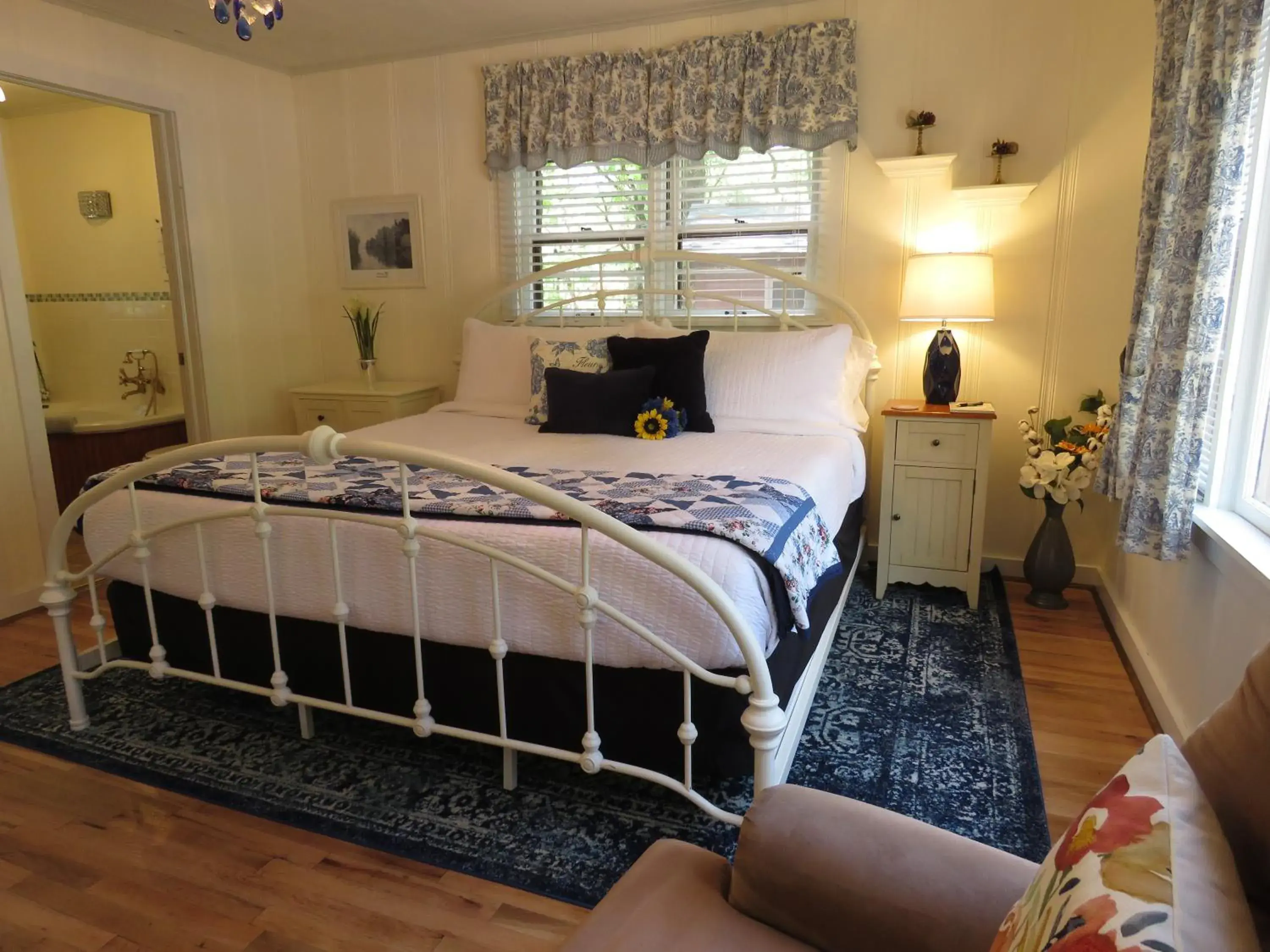 Deluxe King Suite with Whirlpool in Tall Pines Inn Deluxe King Suite with Whirlpool in Tall Pines Inn