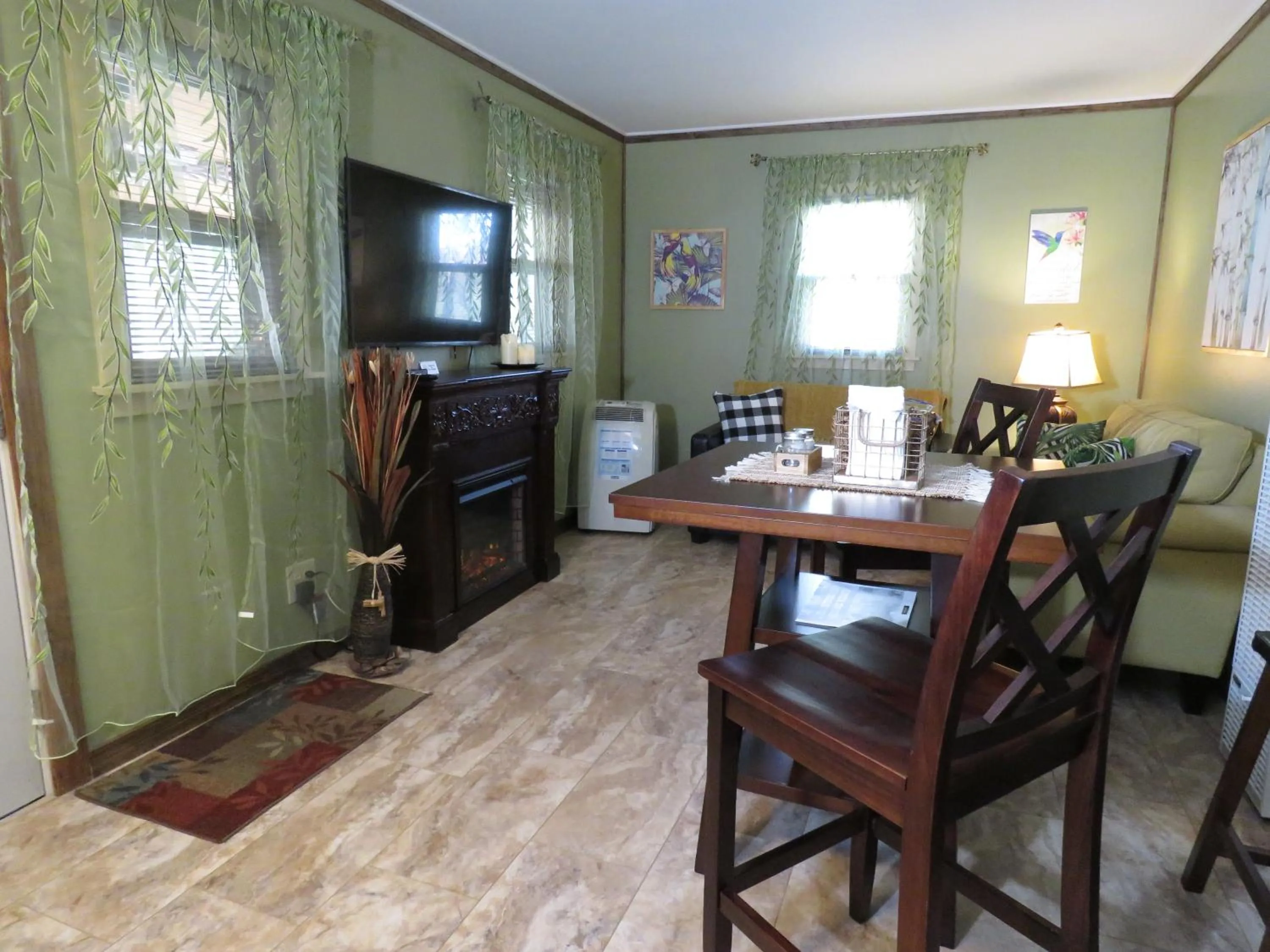 TV and multimedia in Tall Pines Inn