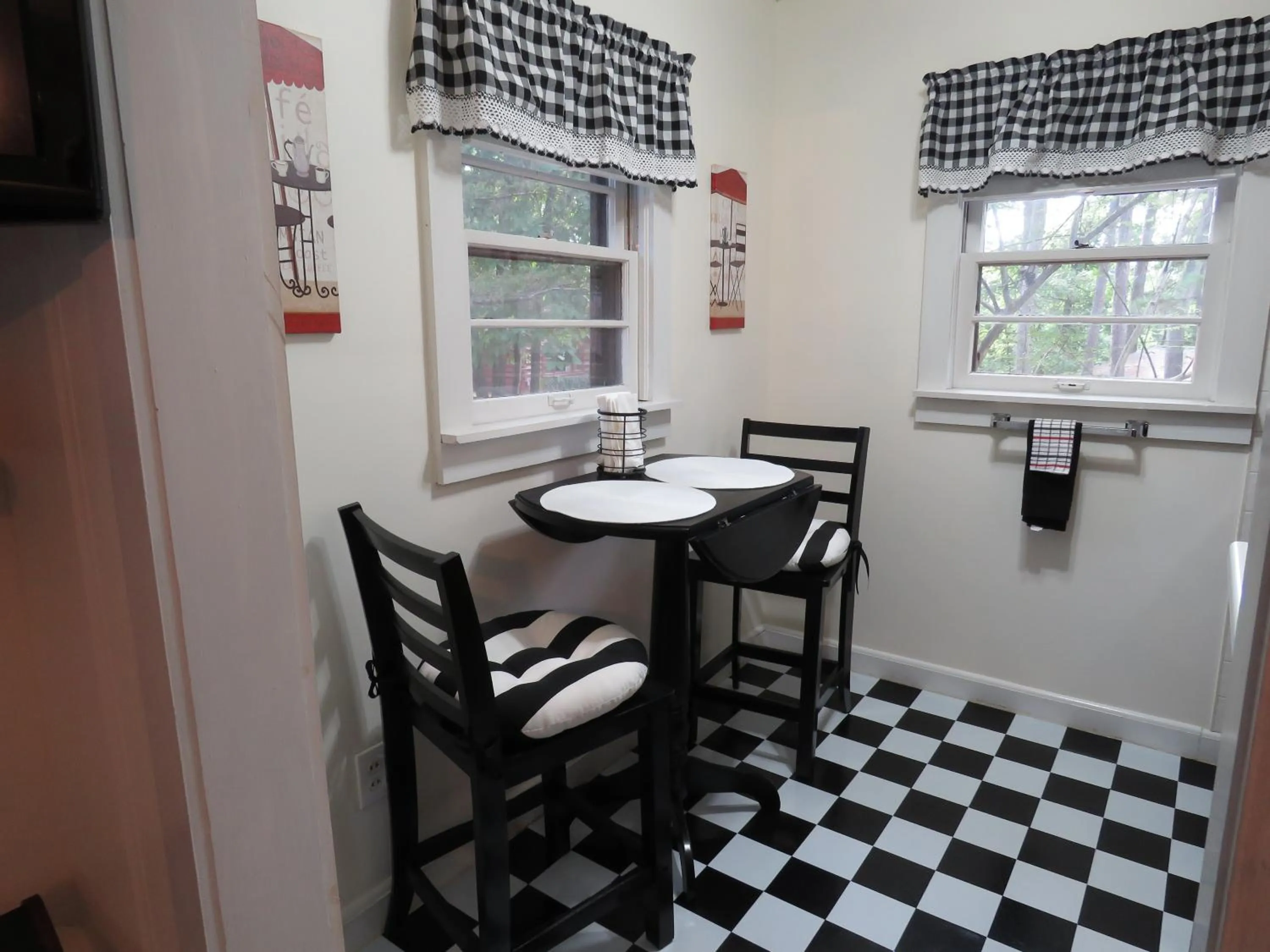 Kitchen or kitchenette in Tall Pines Inn