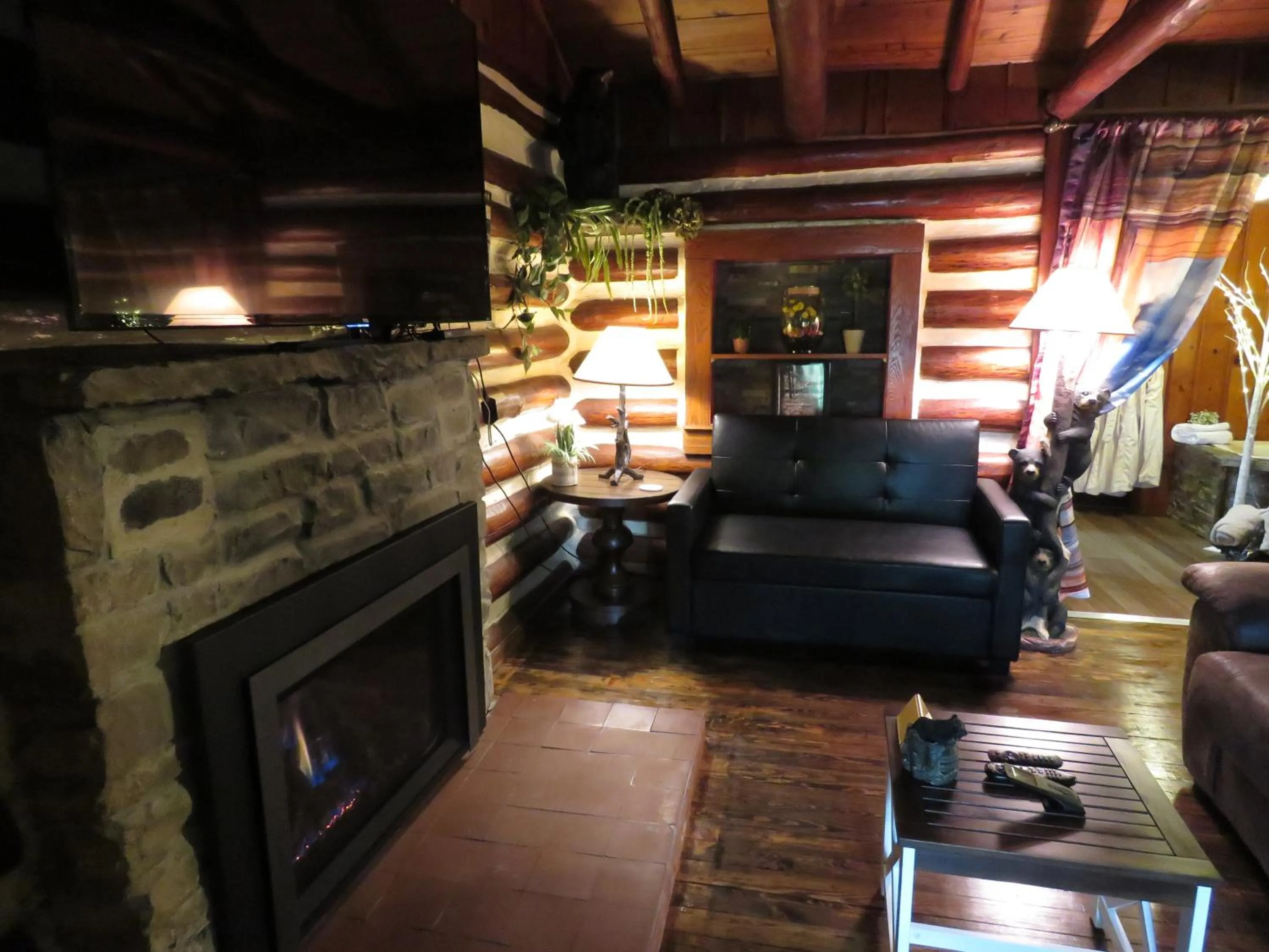 Living room in Tall Pines Inn