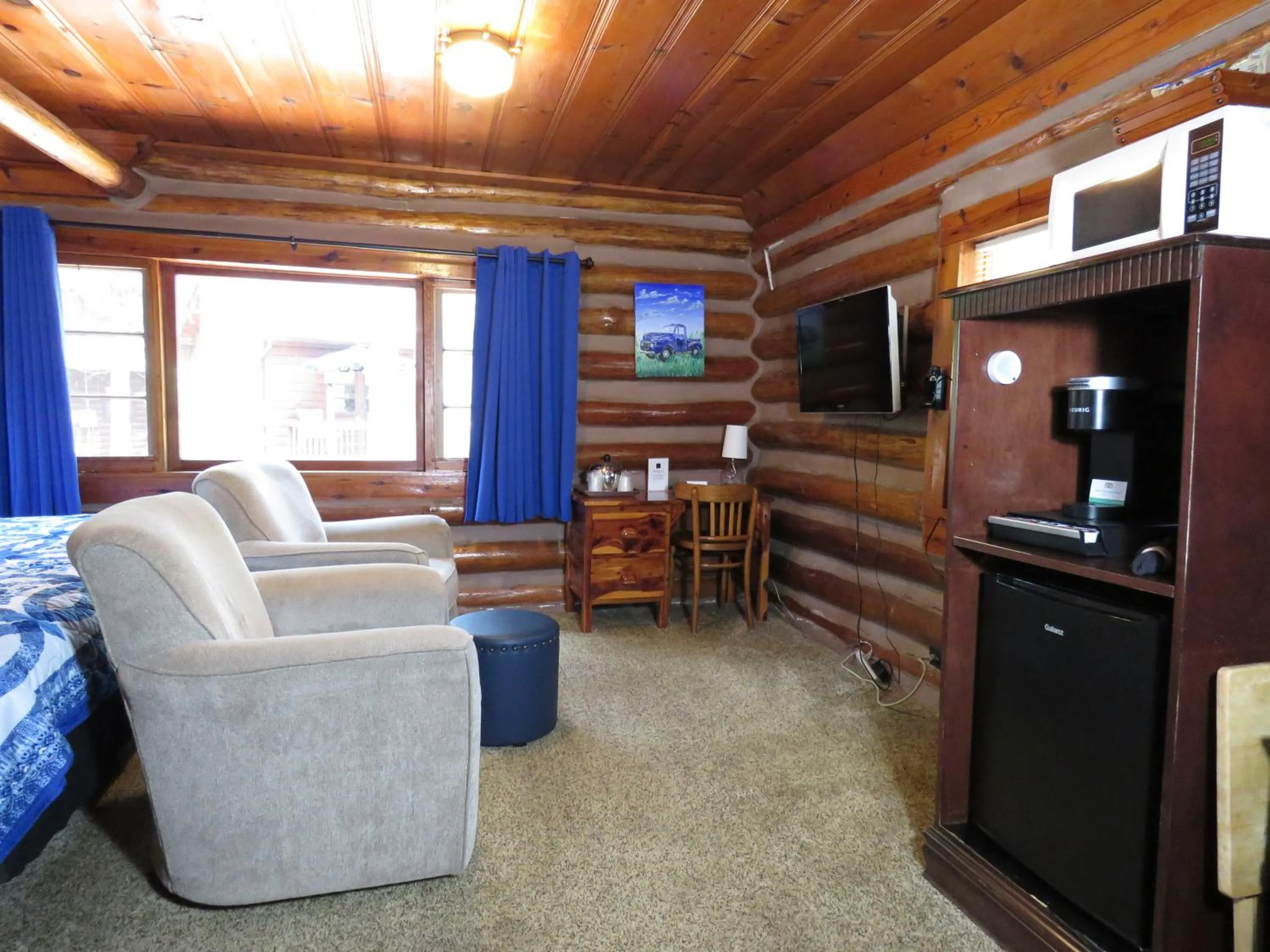 Living room in Tall Pines Inn