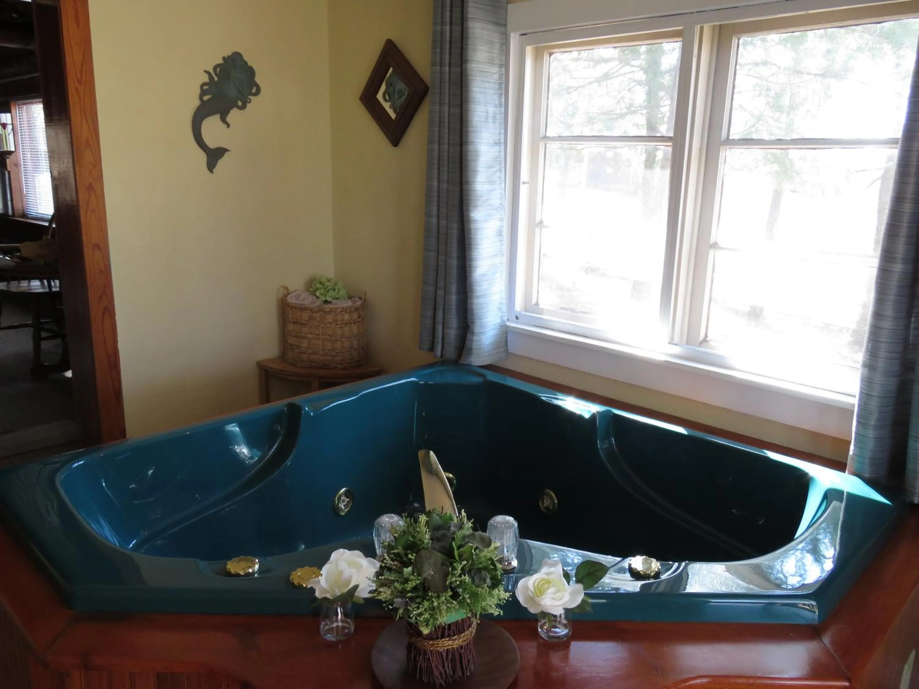 Hot Tub in Tall Pines Inn