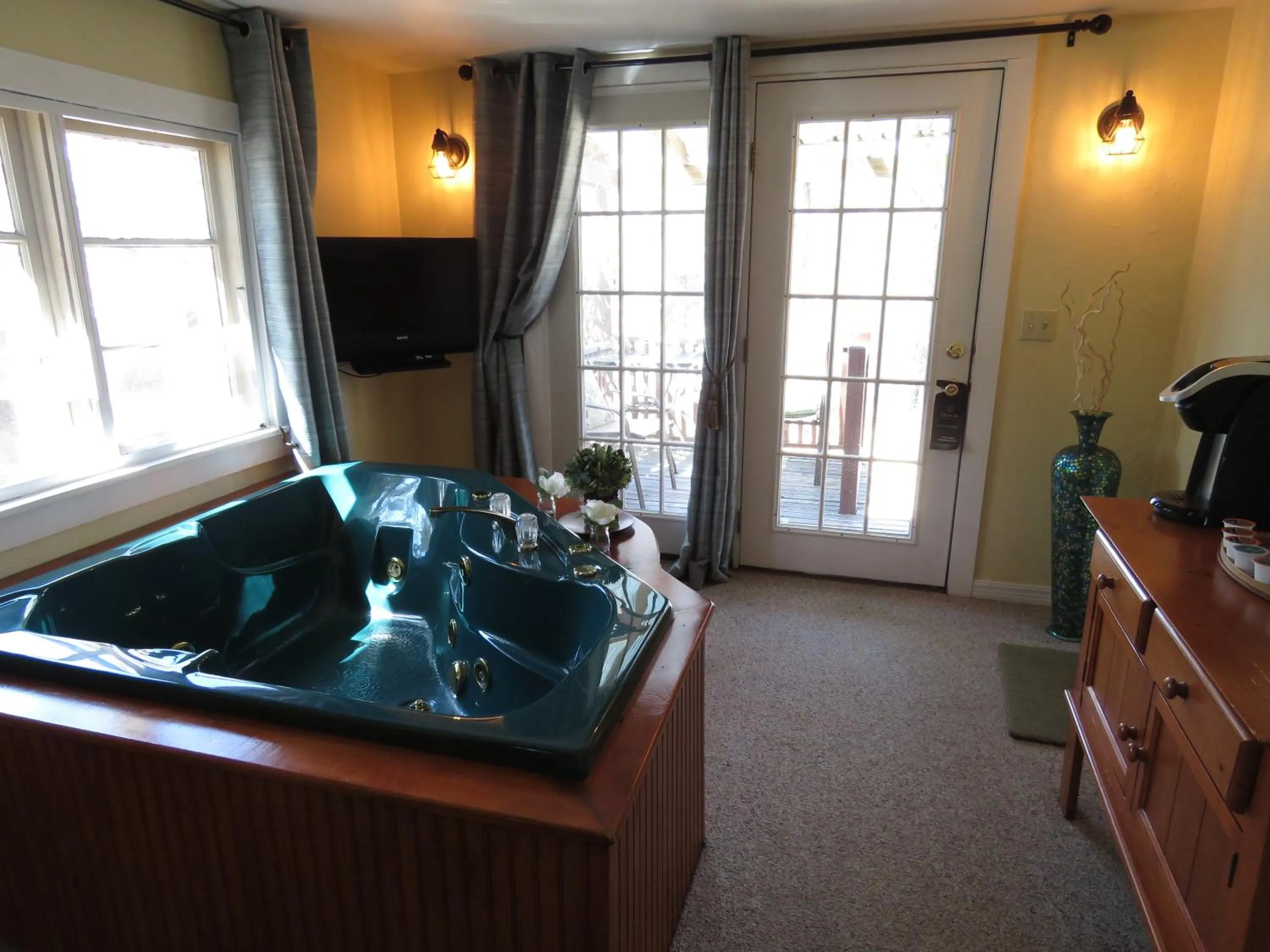 Hot Tub in Tall Pines Inn