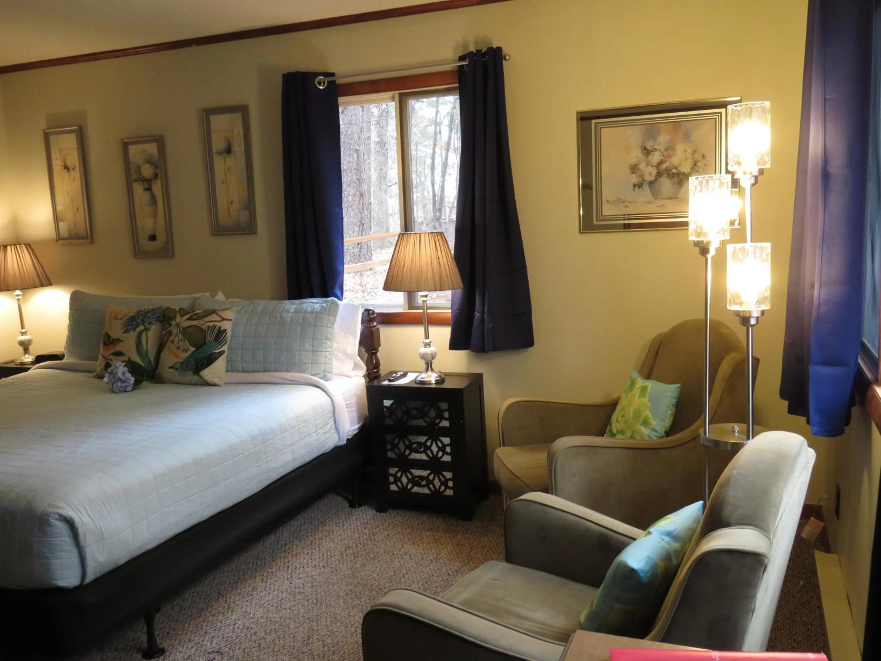 Bed in Tall Pines Inn