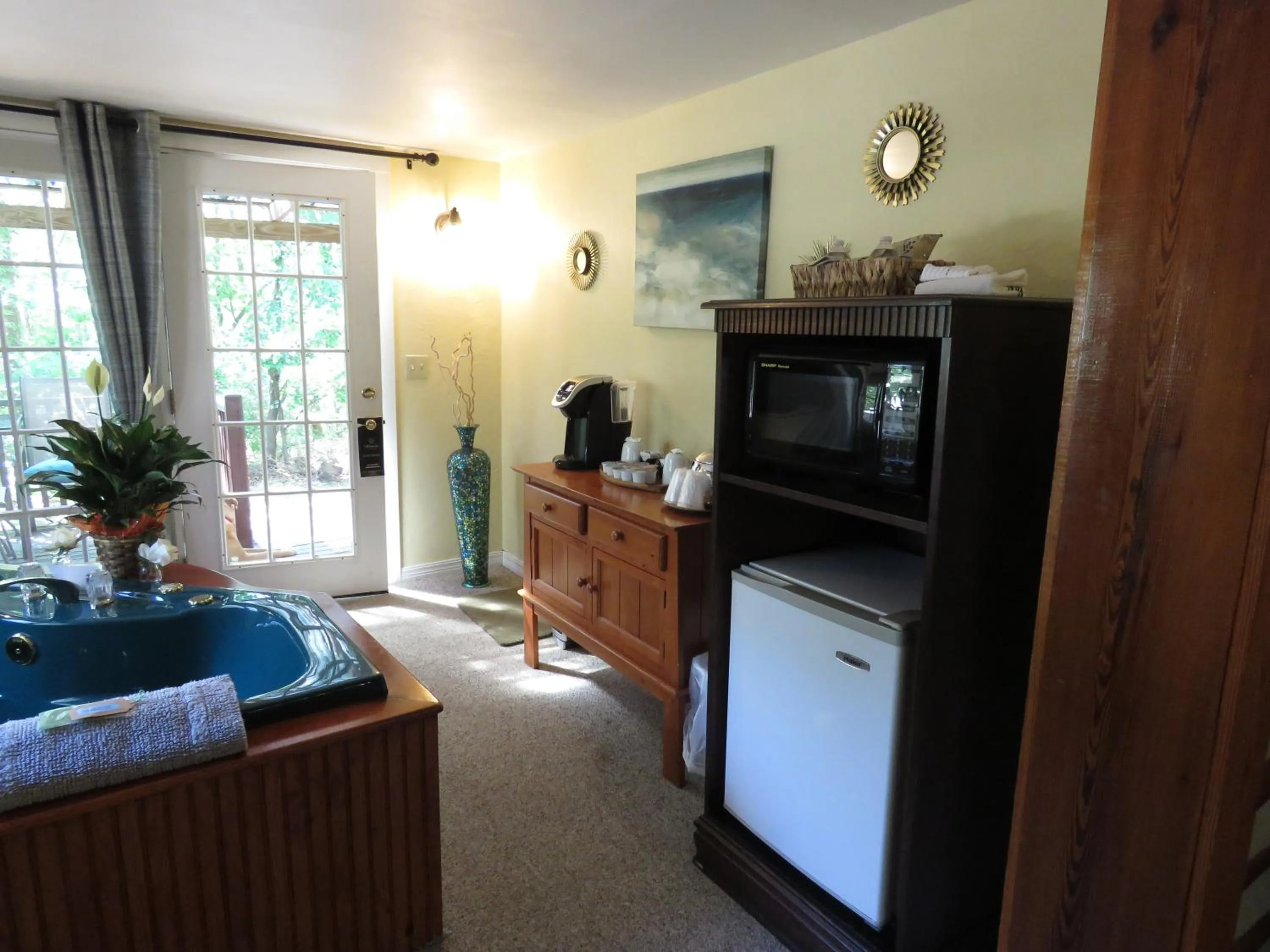 Coffee/tea facilities in Tall Pines Inn