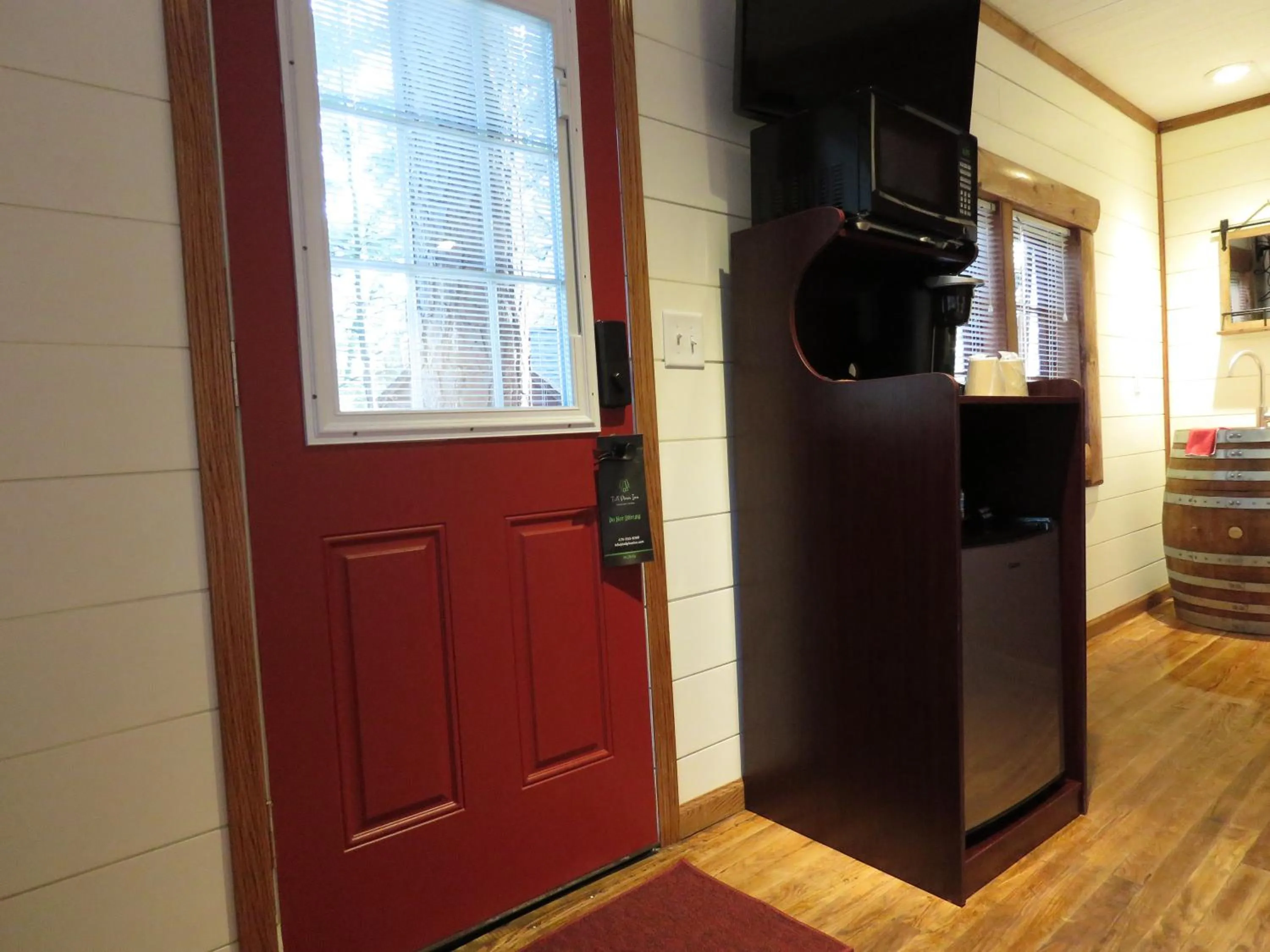 Facade/entrance in Tall Pines Inn