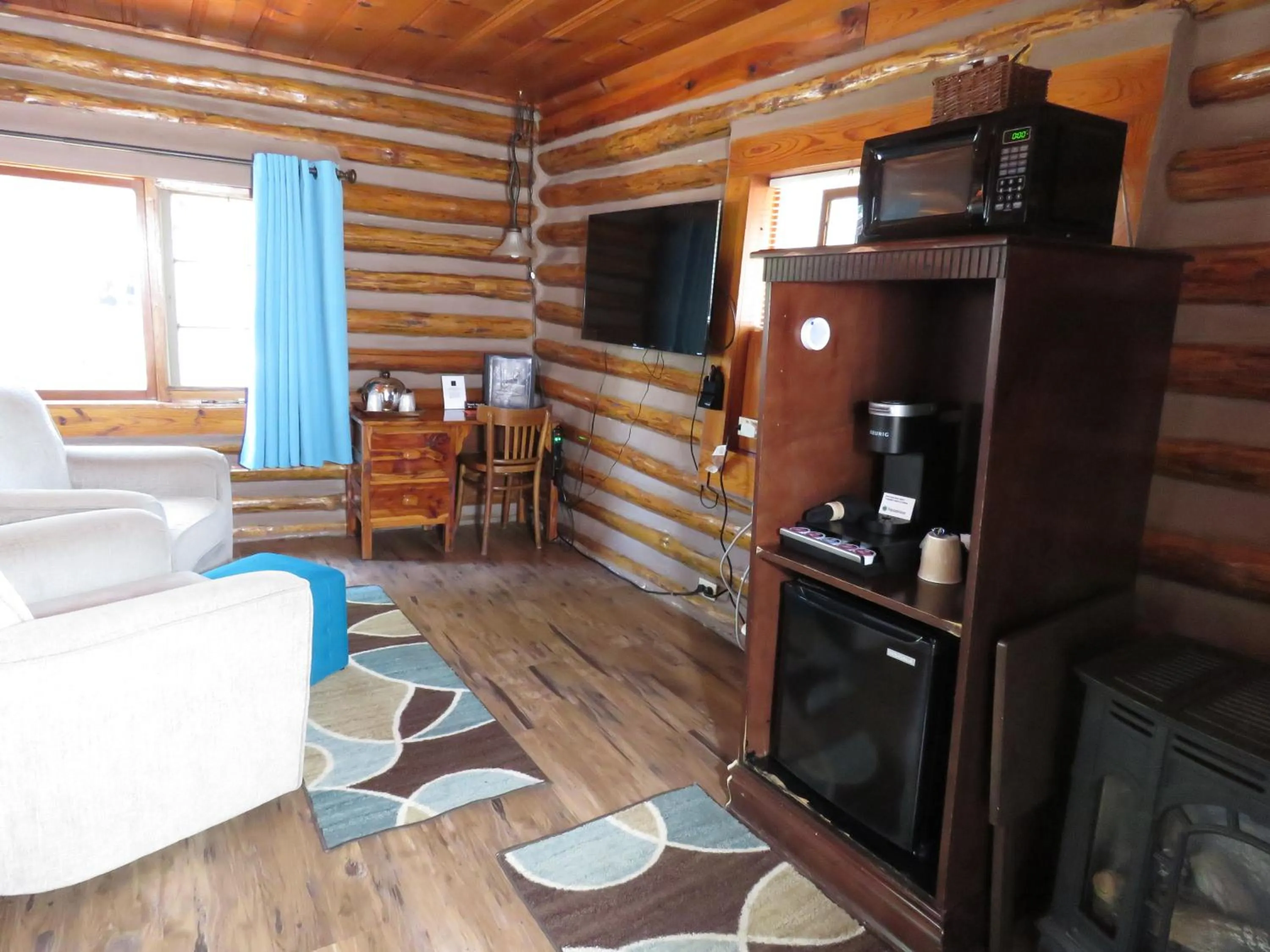 Living room in Tall Pines Inn