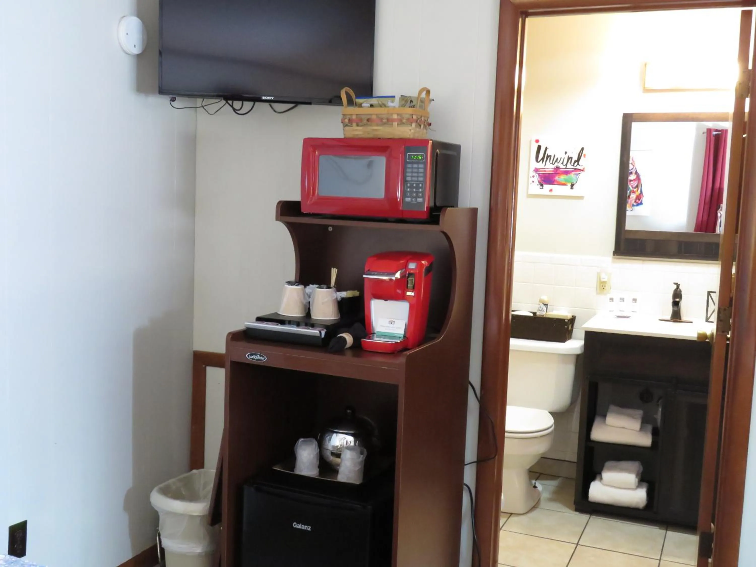 Coffee/tea facilities in Tall Pines Inn