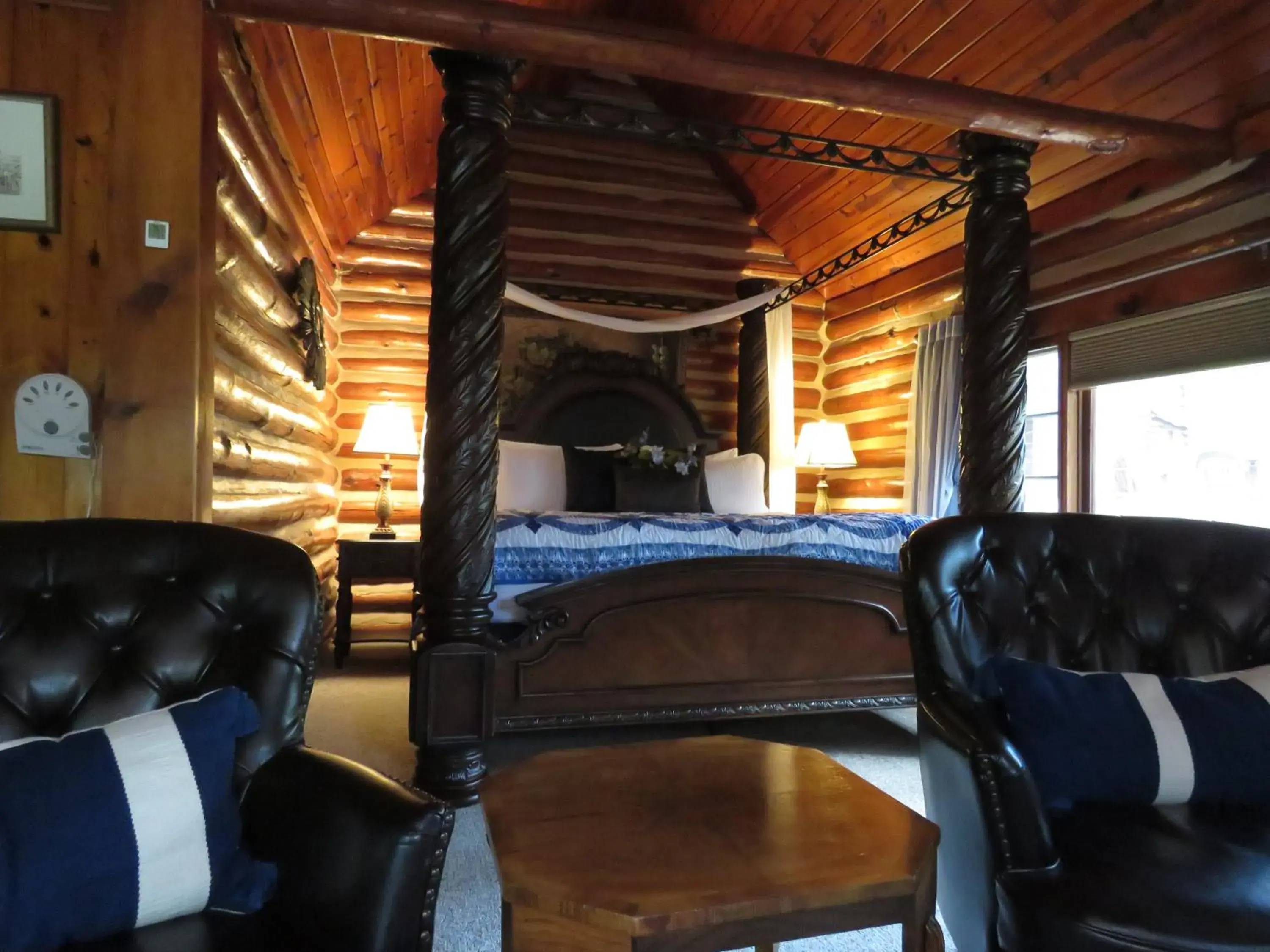 Deluxe King Suite with Whirlpool in Tall Pines Inn Deluxe King Suite with Whirlpool in Tall Pines Inn