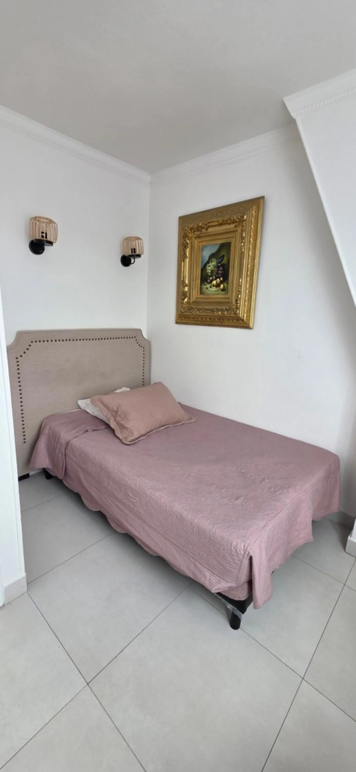 Bed in Camelia Prestige - Place de la Nation