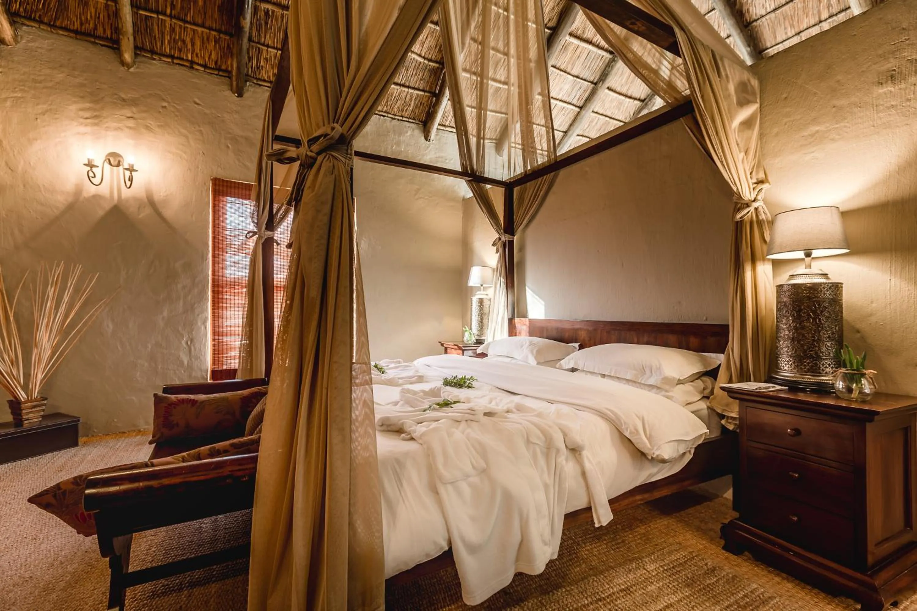 Photo of the whole room, Bed in Hlosi Game Lodge - Amakhala Game Reserve