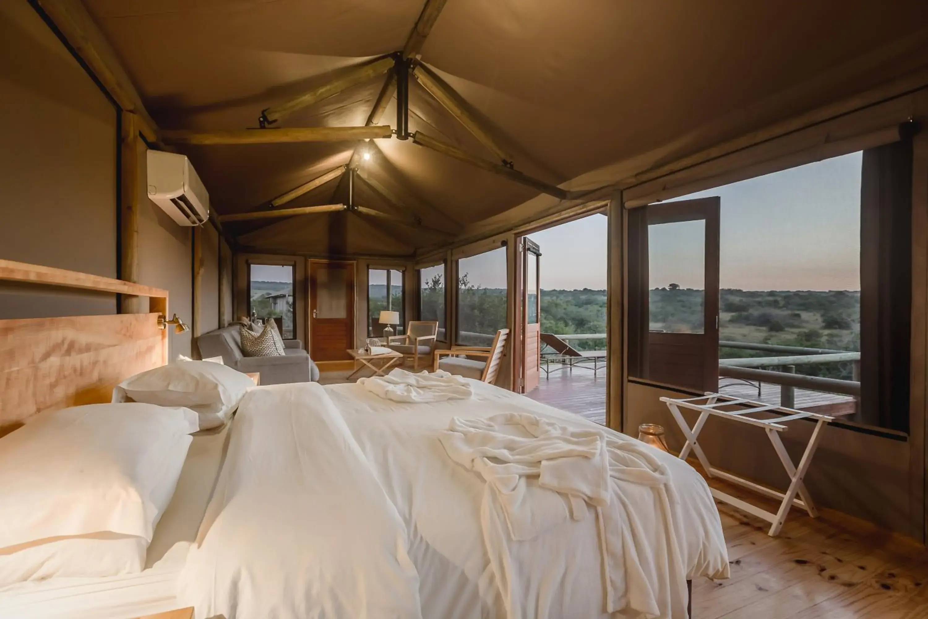 Bed in Hlosi Game Lodge - Amakhala Game Reserve Bed in Hlosi Game Lodge - Amakhala Game Reserve
