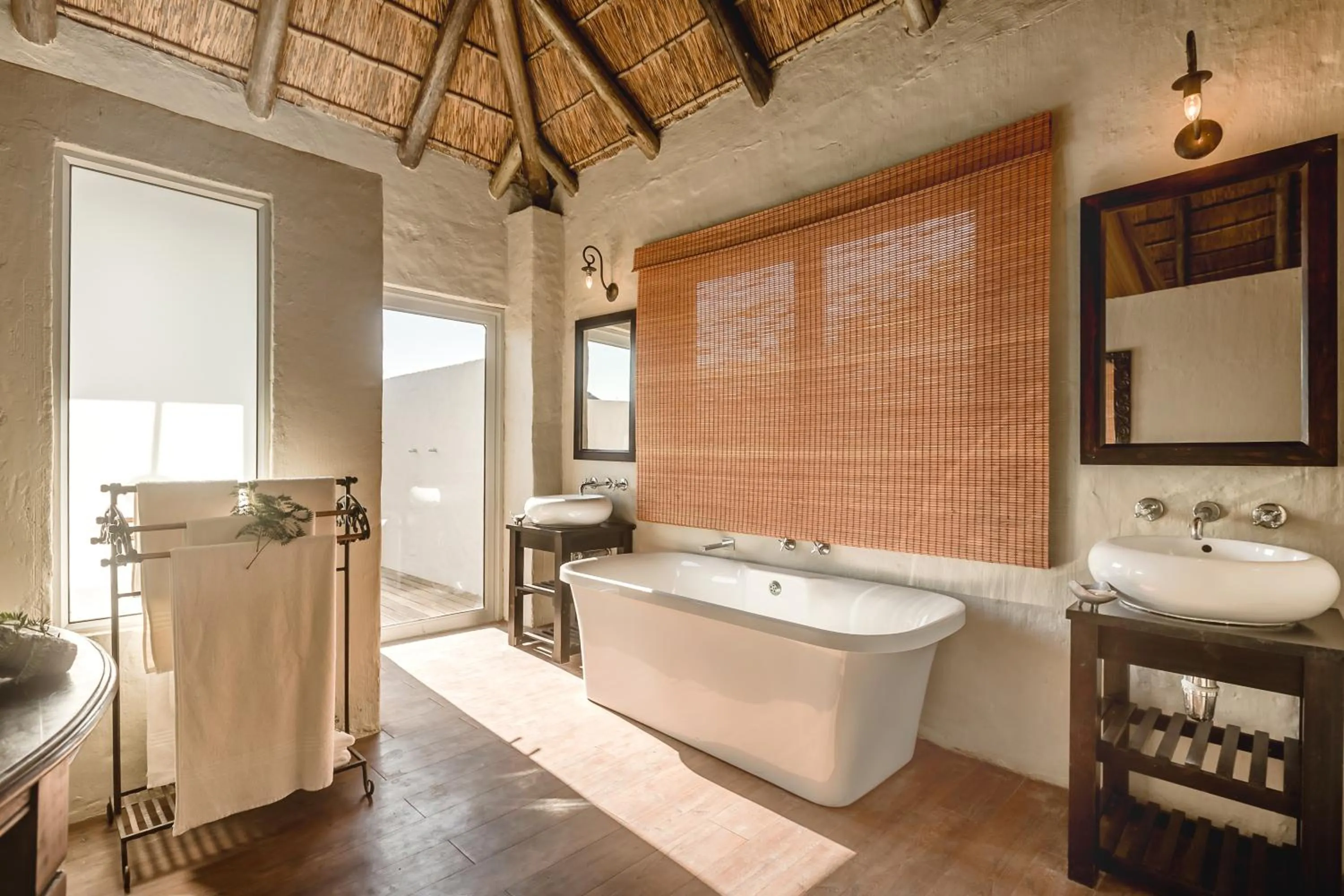 Bathroom in Hlosi Game Lodge - Amakhala Game Reserve