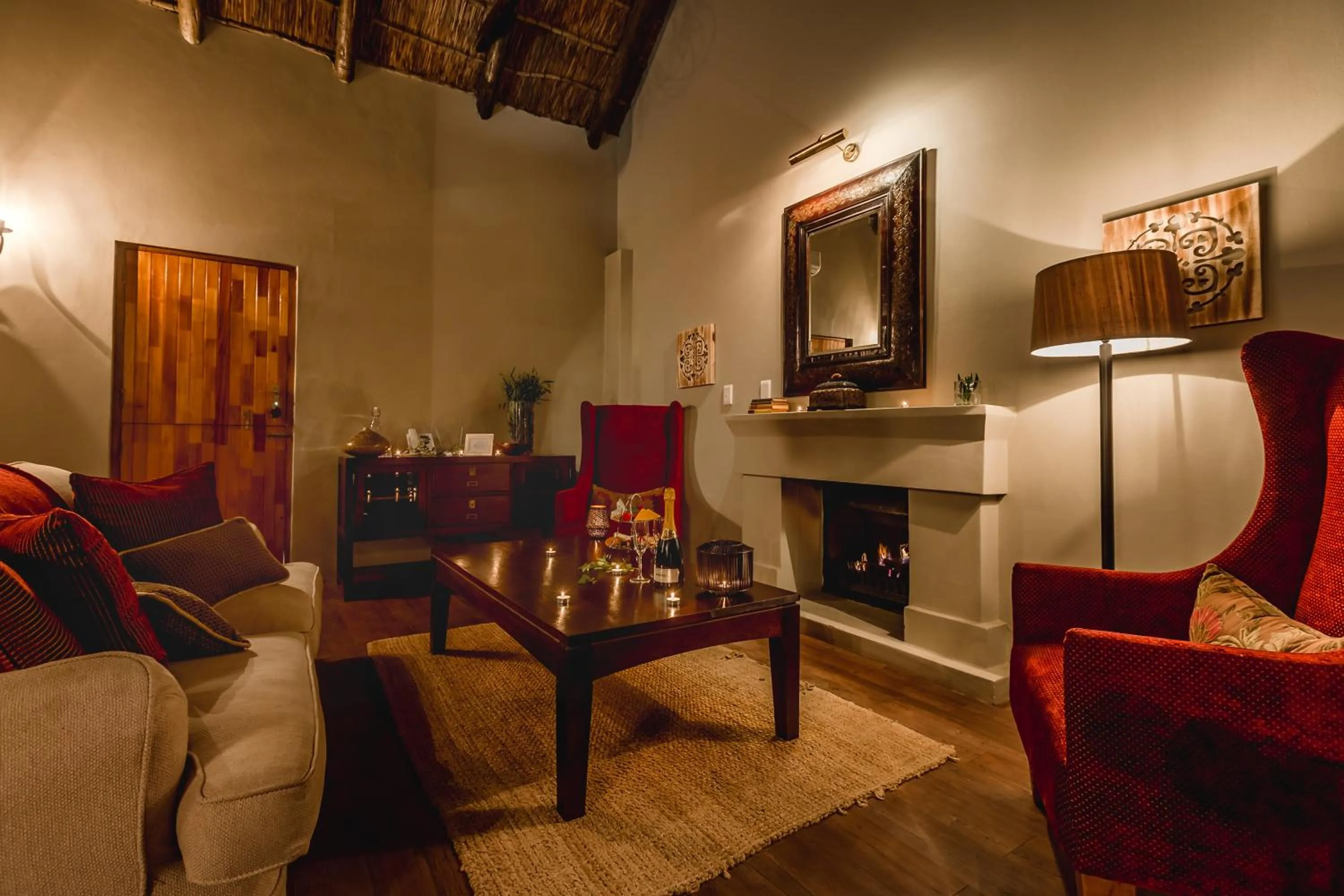 Living room in Hlosi Game Lodge - Amakhala Game Reserve