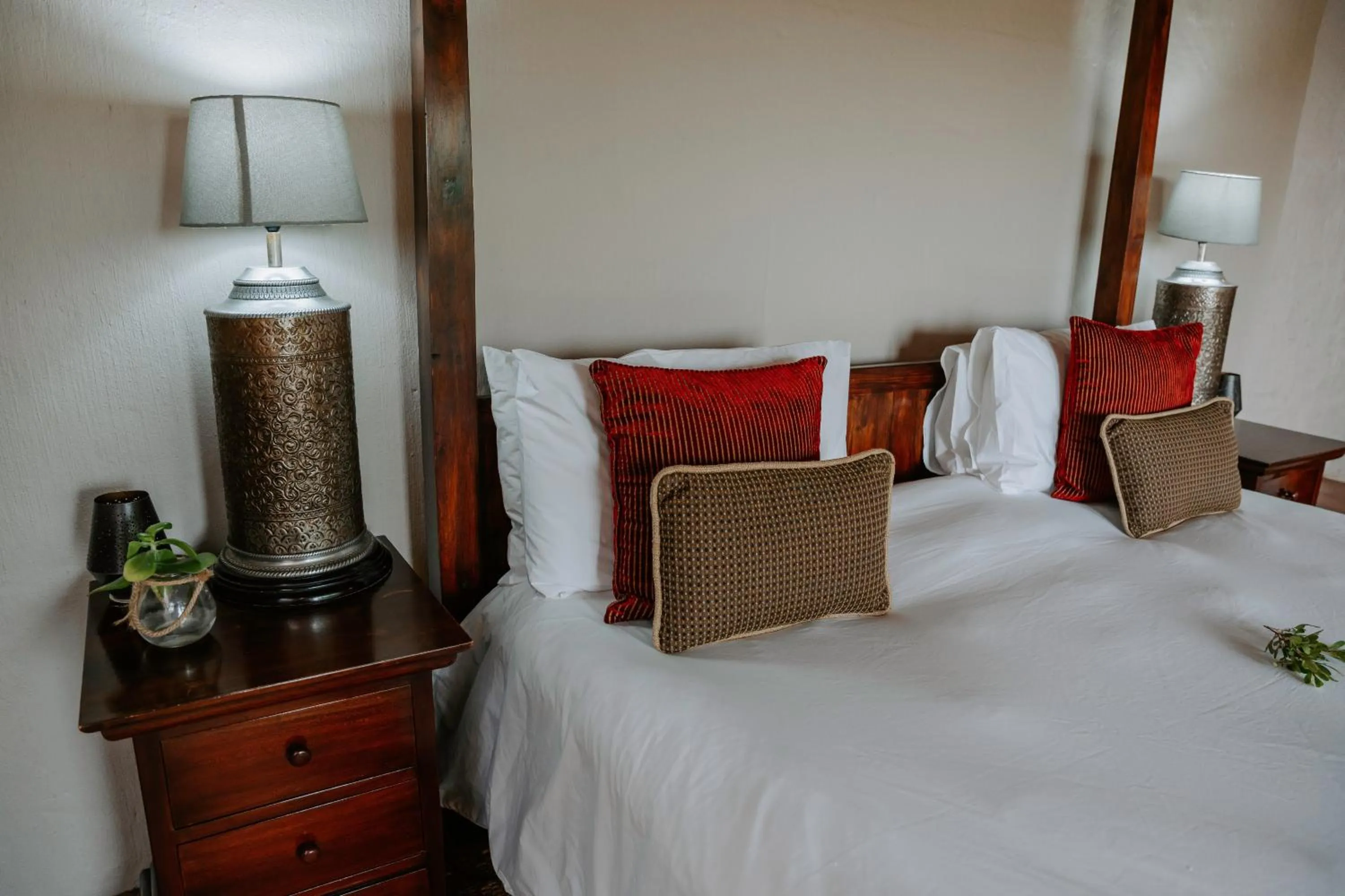 Bed in Hlosi Game Lodge - Amakhala Game Reserve