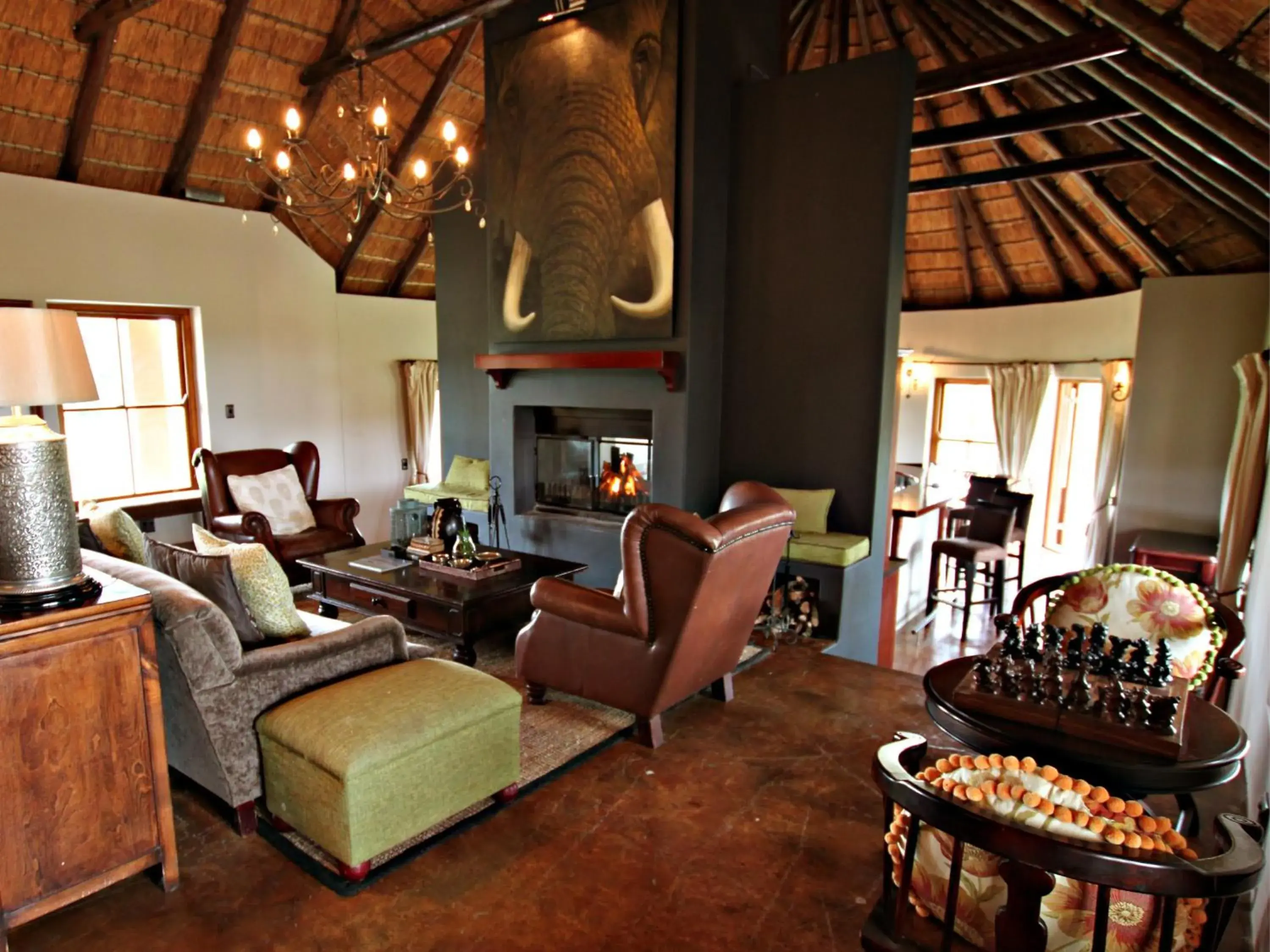 Lounge or bar in Hlosi Game Lodge - Amakhala Game Reserve Lounge or bar in Hlosi Game Lodge - Amakhala Game Reserve