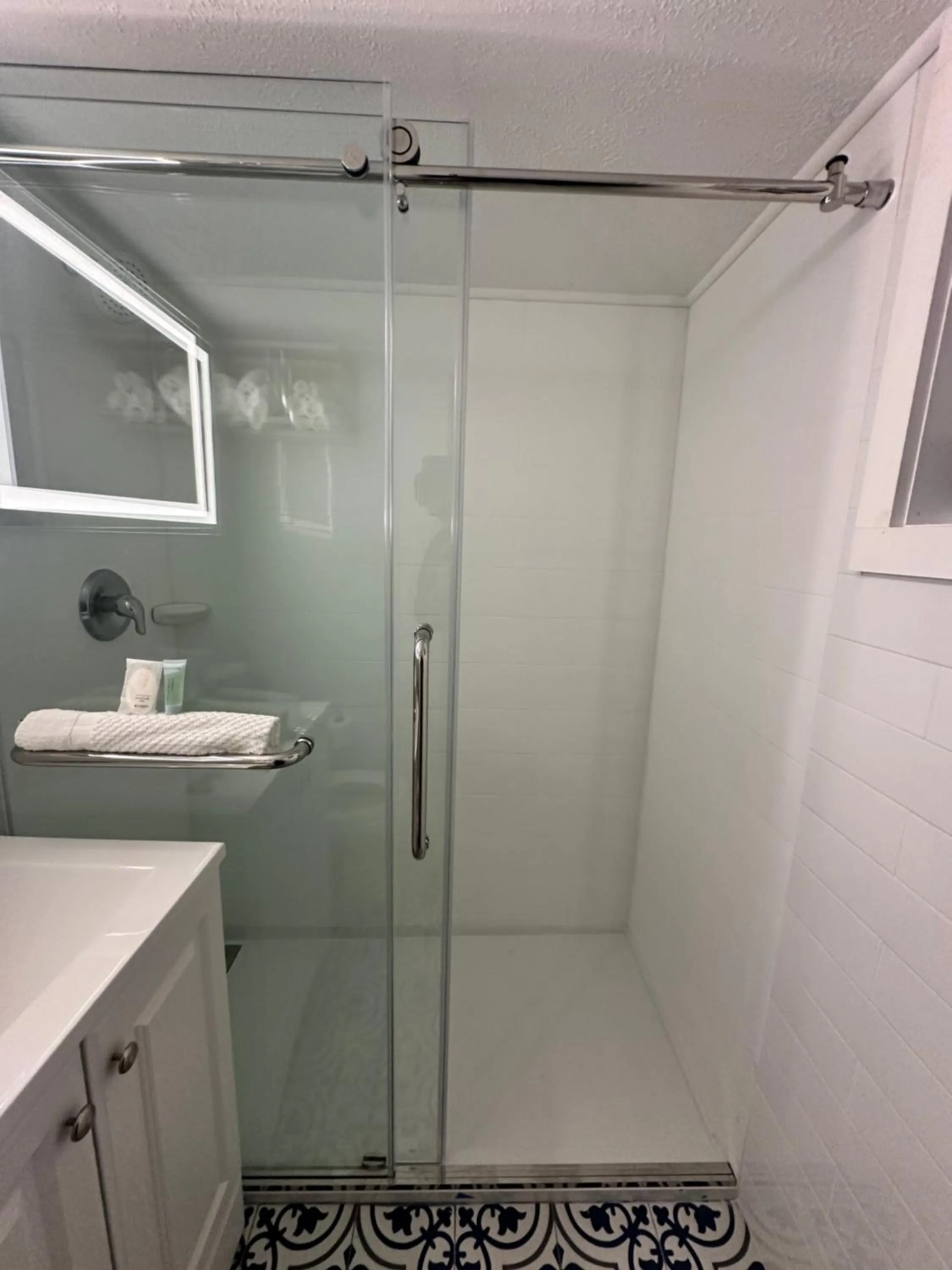 Bathroom in Tropicana Motel Wildwood Beach & Boardwalk