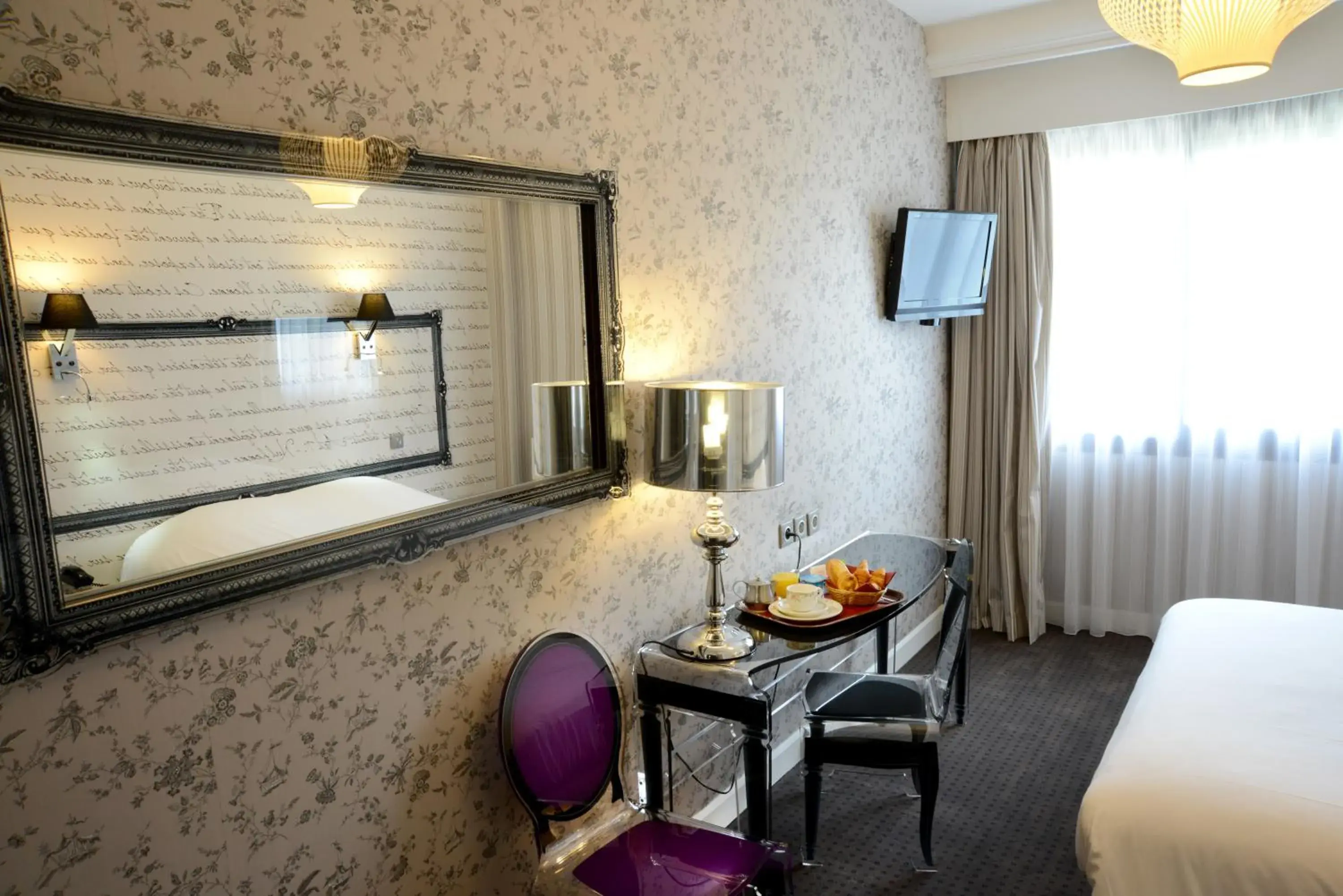 Seating area, Bed in Qualys-Hotel Rueil La Defense