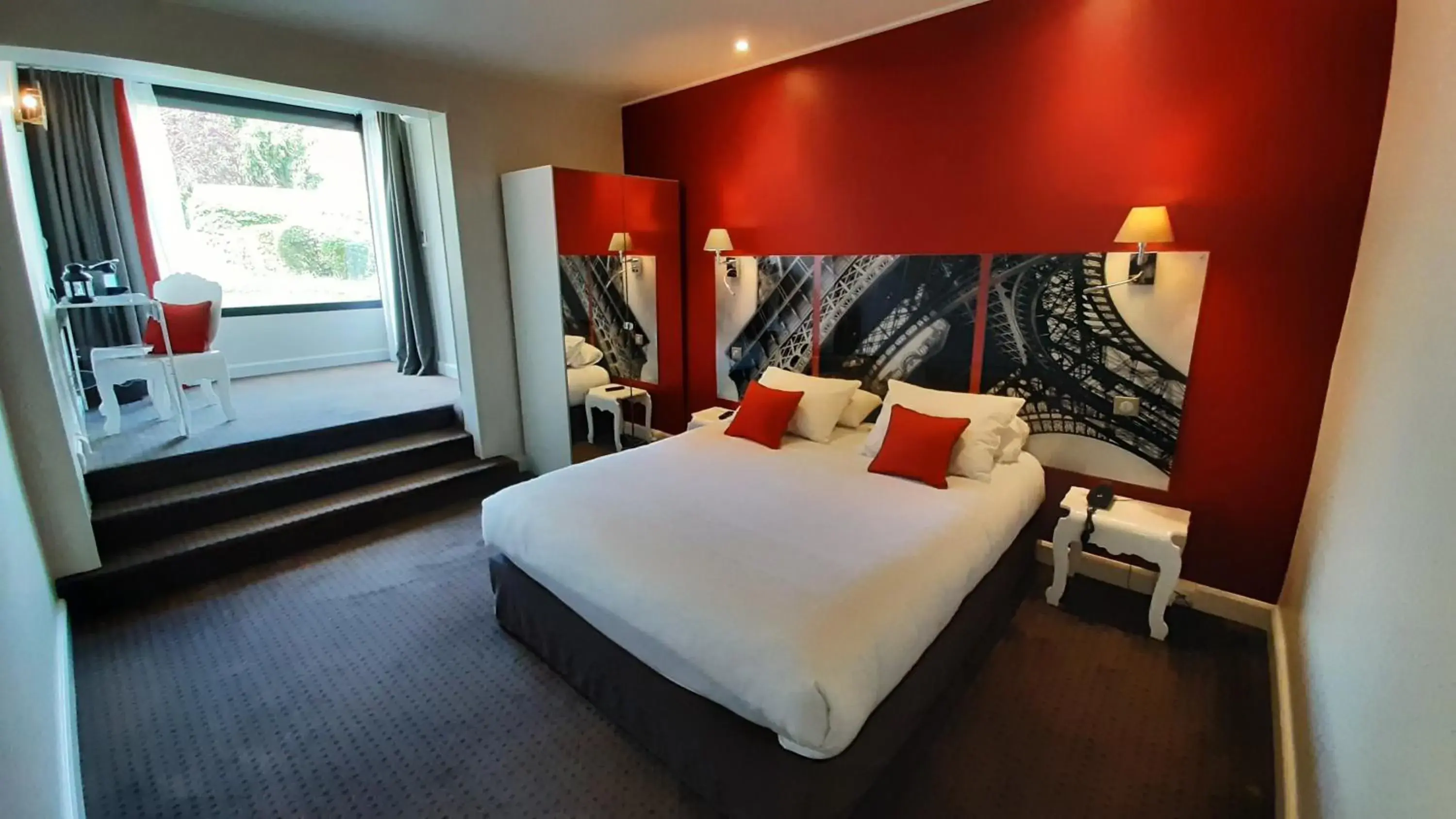Photo of the whole room, Bed in Qualys-Hotel Rueil La Defense