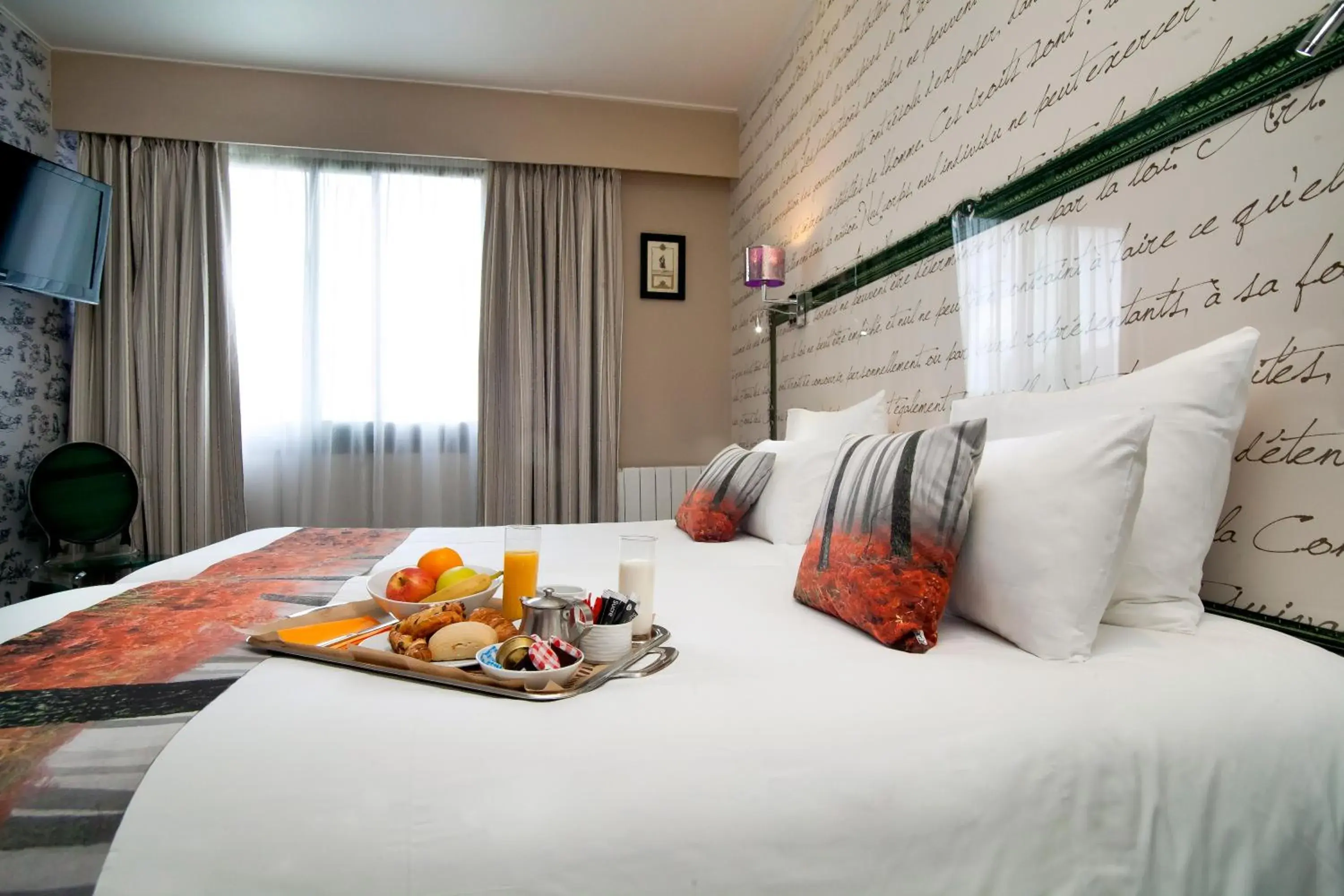 Bed in Qualys-Hotel Rueil La Defense