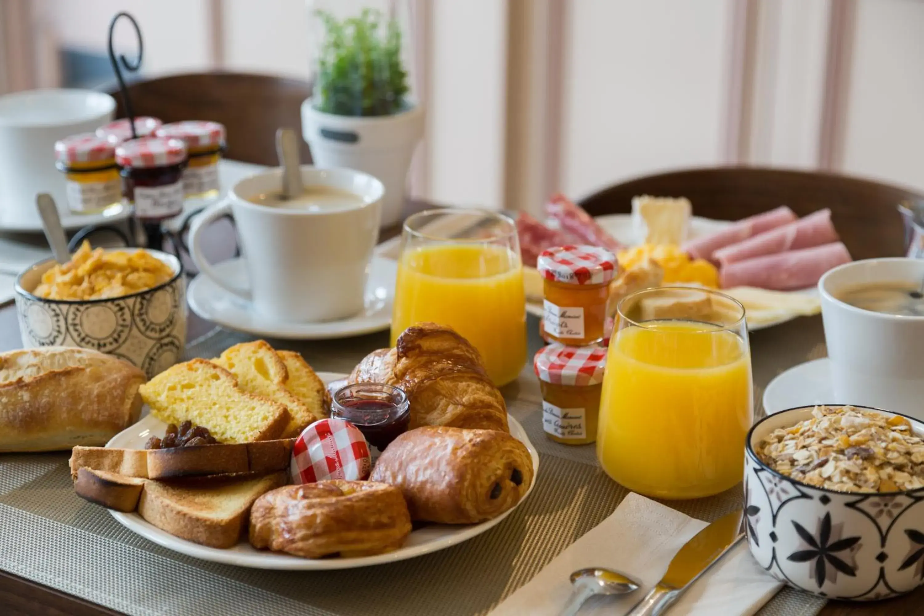 Breakfast in Qualys-Hotel Rueil La Defense