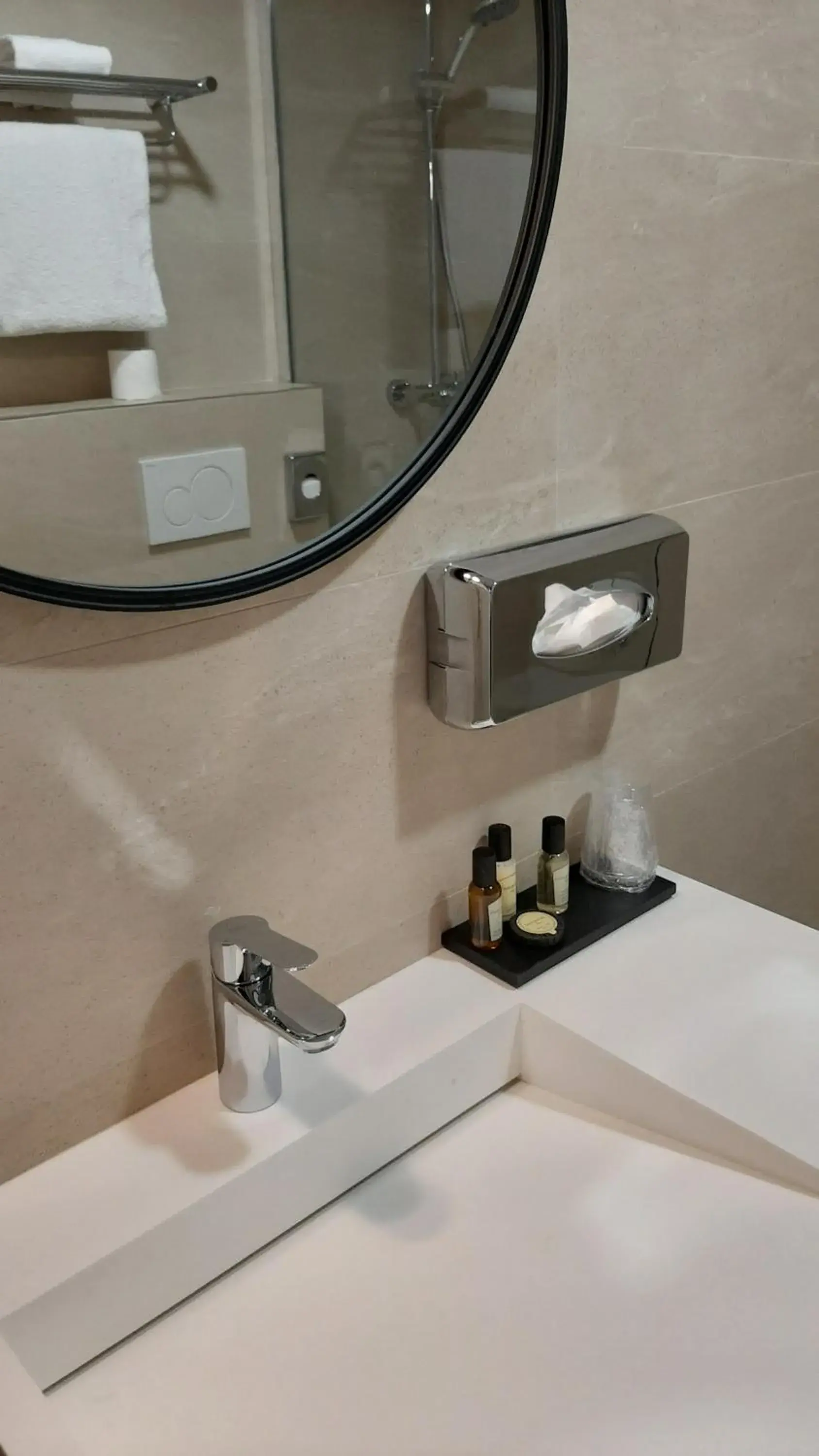 Bathroom in Qualys-Hotel Rueil La Defense