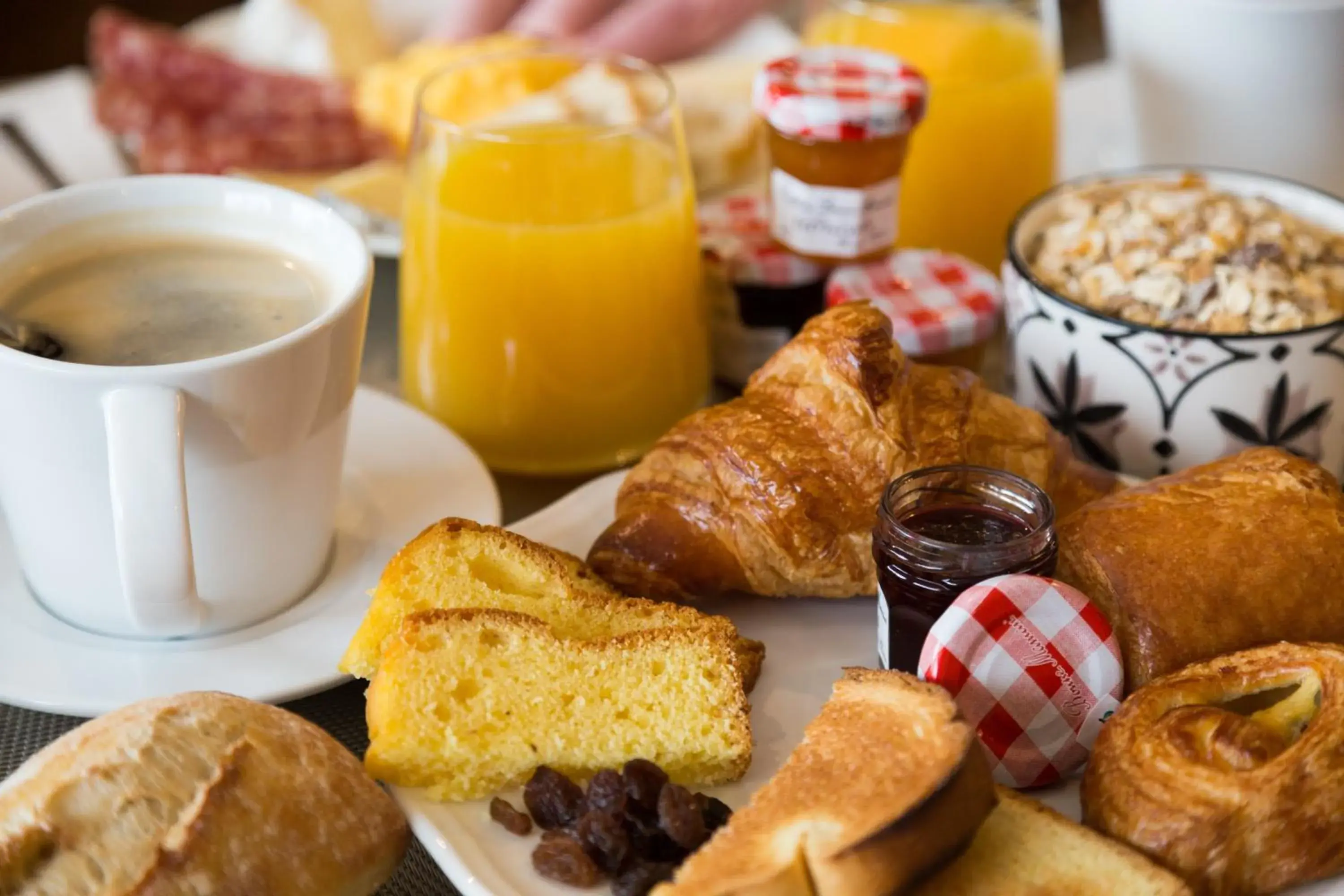 Breakfast in Qualys-Hotel Rueil La Defense