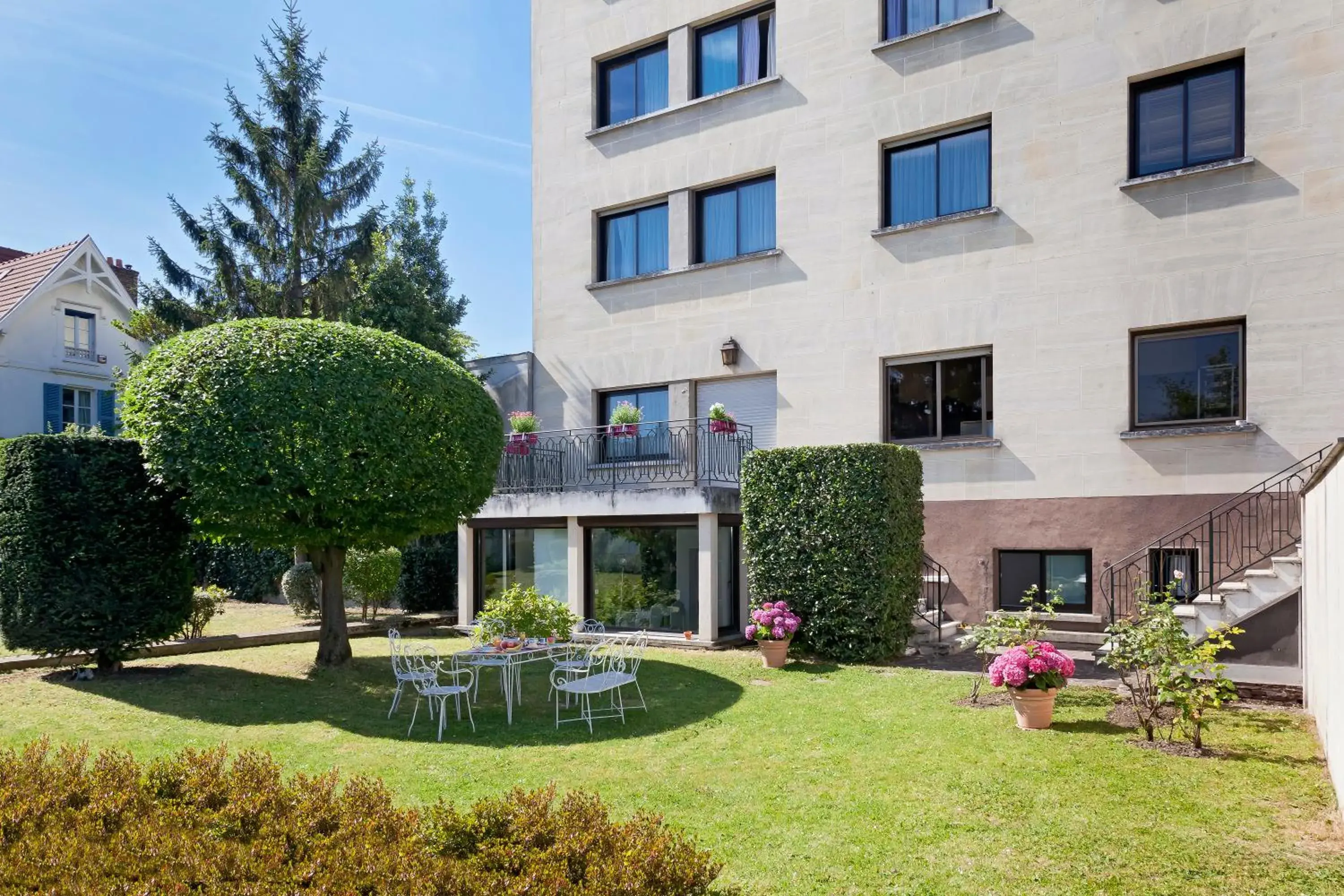 Garden, Property Building in Qualys-Hotel Rueil La Defense